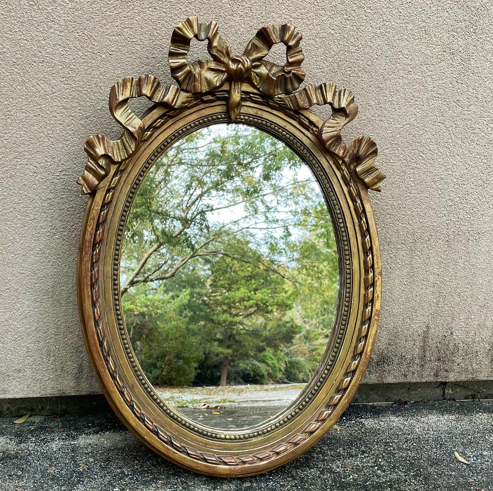 Le miroir de salle d'eau italien Louis XVI ovale en bois doré est de taille parfaite pour une coiffeuse, une salle d'eau ou toute autre niche confortable !  Sculpté dans du bois puis recouvert d'une finition dorée qui a acquis une belle patine au