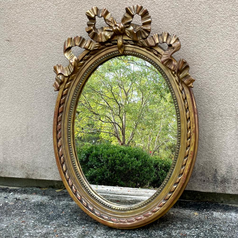 Antique Italian Louis XVI Oval Giltwood Powder Room Mirror In Good Condition For Sale In Dallas, TX