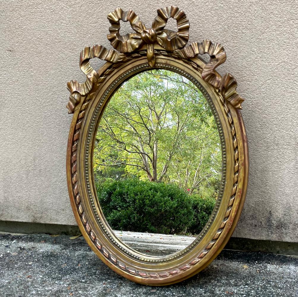 Fatto a mano Antique Mirror ovale italiano Luigi XVI in legno dorato per la sala da bagno in vendita
