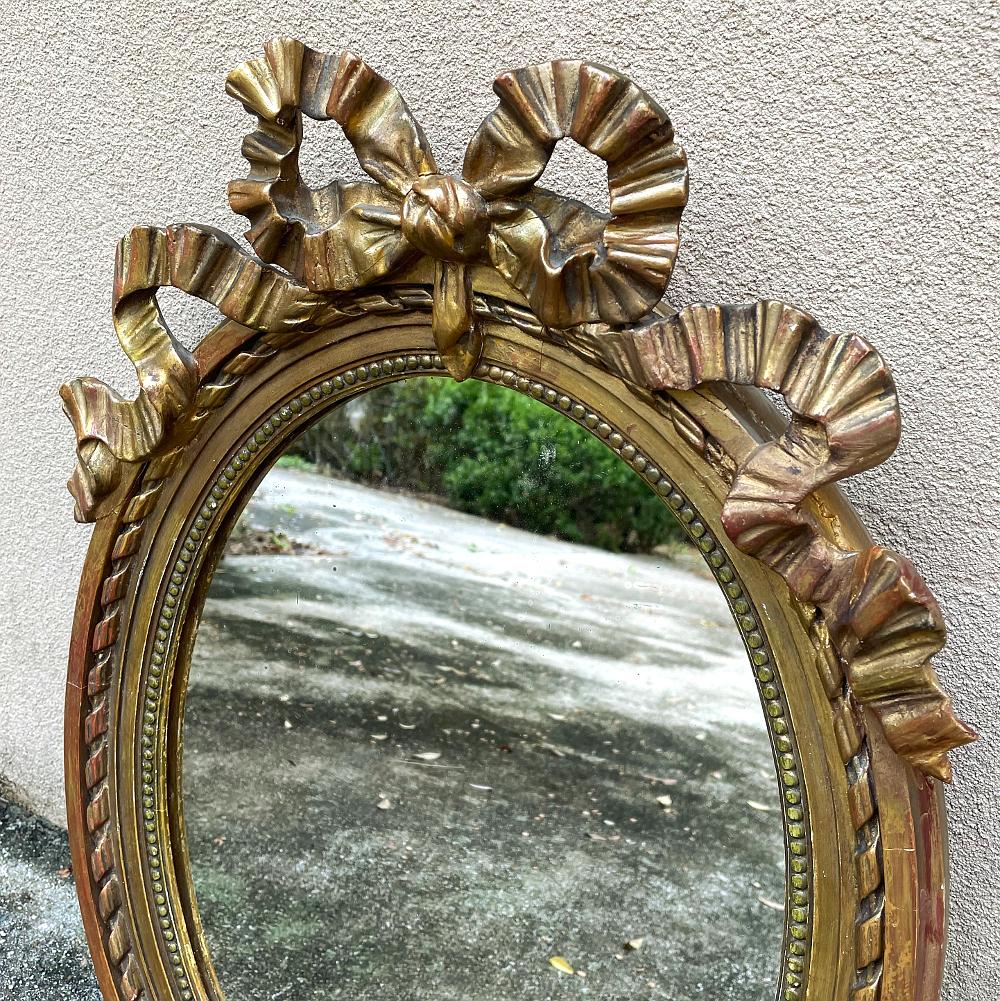 20ième siècle Antique miroir de salle à poudre italien Louis XVI ovale en bois doré en vente