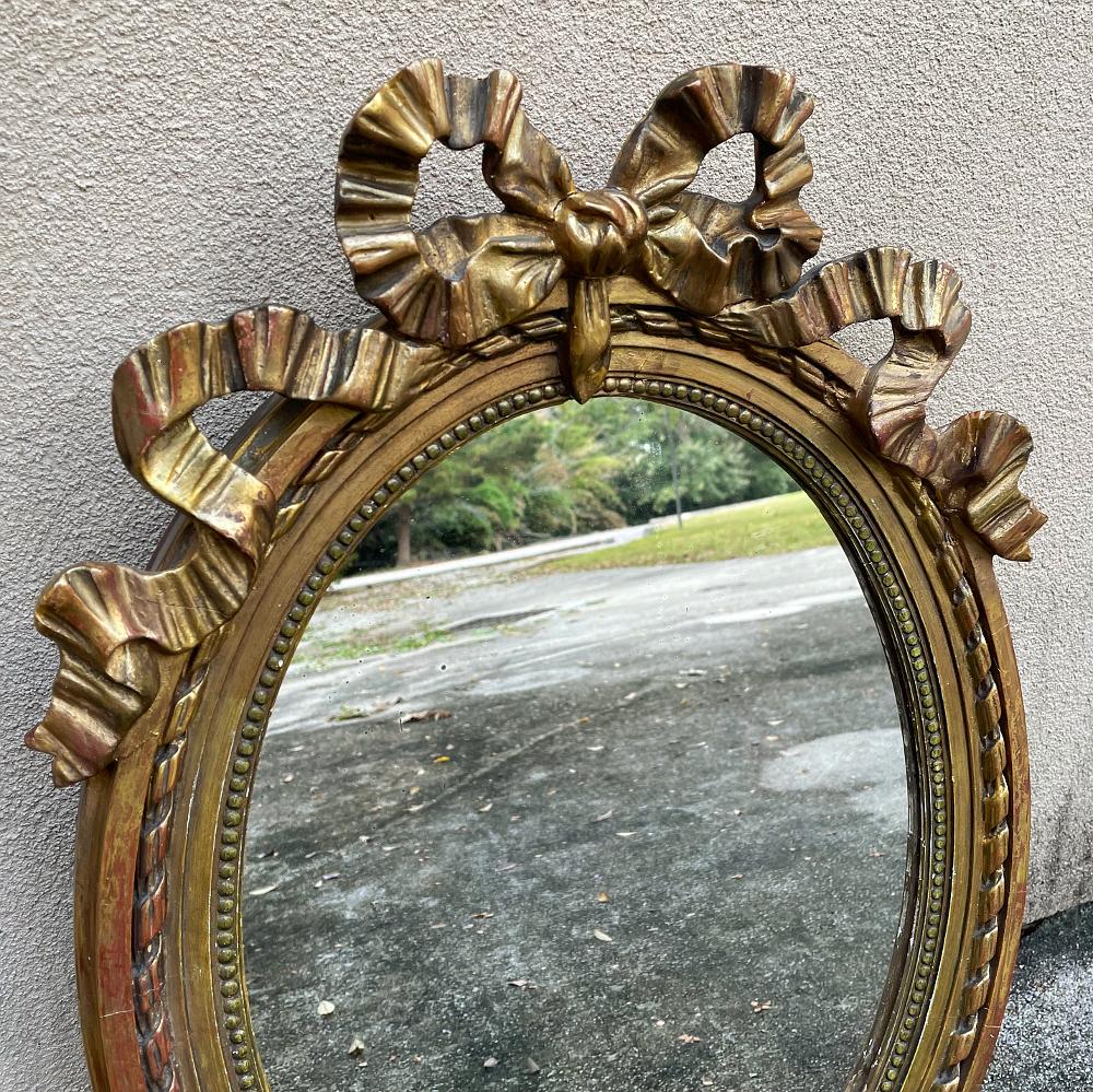 Miroir Antique miroir de salle à poudre italien Louis XVI ovale en bois doré en vente
