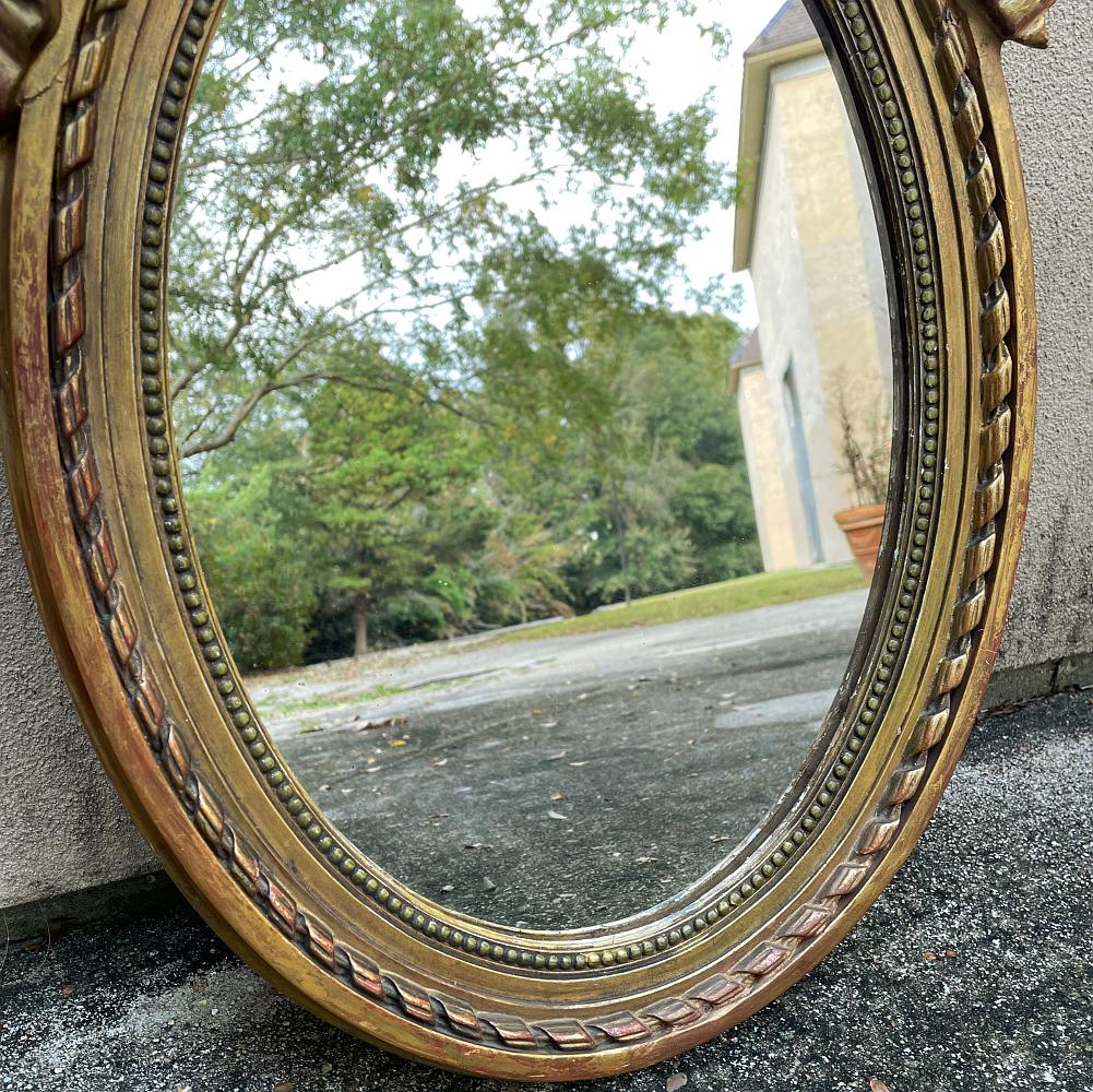 Antique miroir de salle à poudre italien Louis XVI ovale en bois doré en vente 1