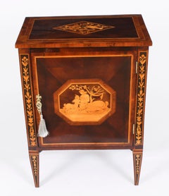 Antiker italienischer Maggiolini-Kommodino aus Nussbaum mit Intarsien aus dem 18. Jahrhundert