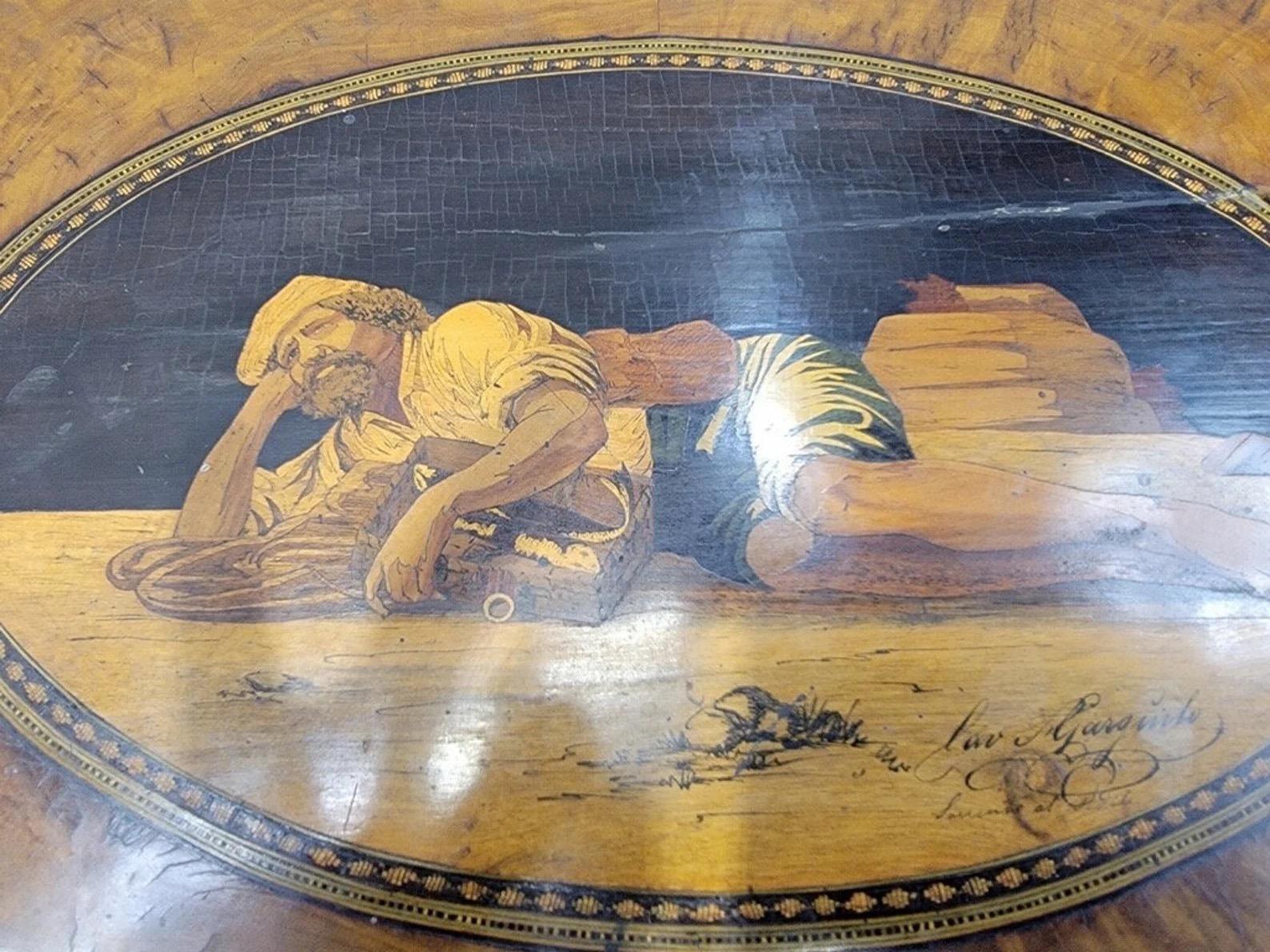 XIX secolo Antico scrittoio angolare italiano in mogano intarsiato e dipinto a mano in vendita
