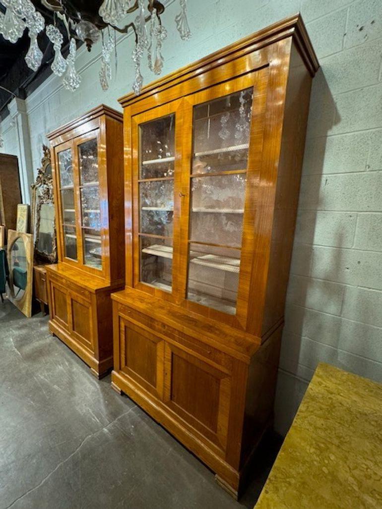 Italiano Librerie antiche in stile transitorio in acero italiano in vendita