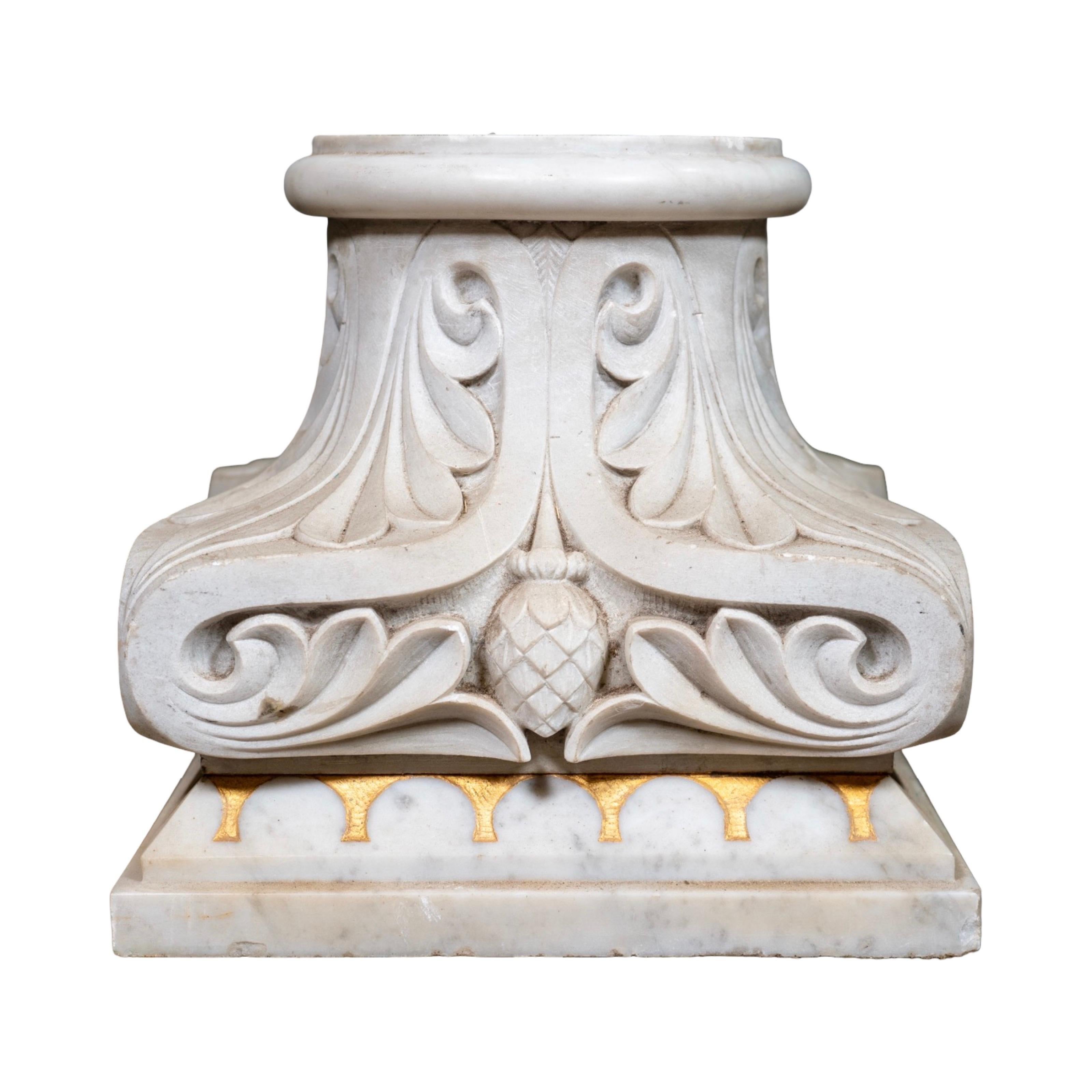 Dieser antike Marmorsockel wurde im 19. Jahrhundert in Italien von Hand geschnitzt und zeichnet sich durch eine elegante Akanthusblattverzierung und ein zentrales Tannenzapfenmotiv auf jeder Seite aus, Symbole des klassischen Designs. Der untere