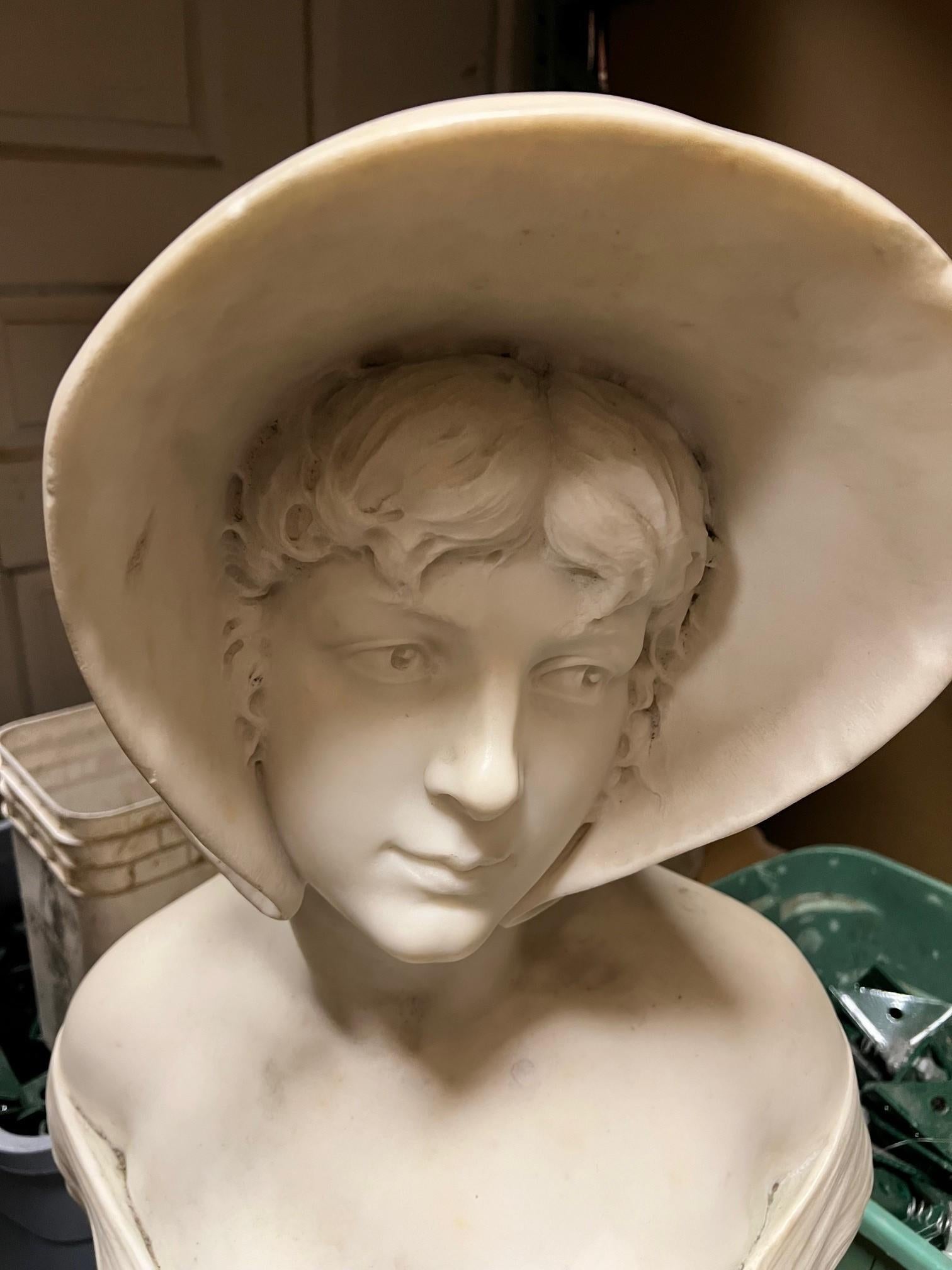 Ancienne femme au buste en marbre italien avec chapeau signée  Bon état - En vente à Stamford, CT