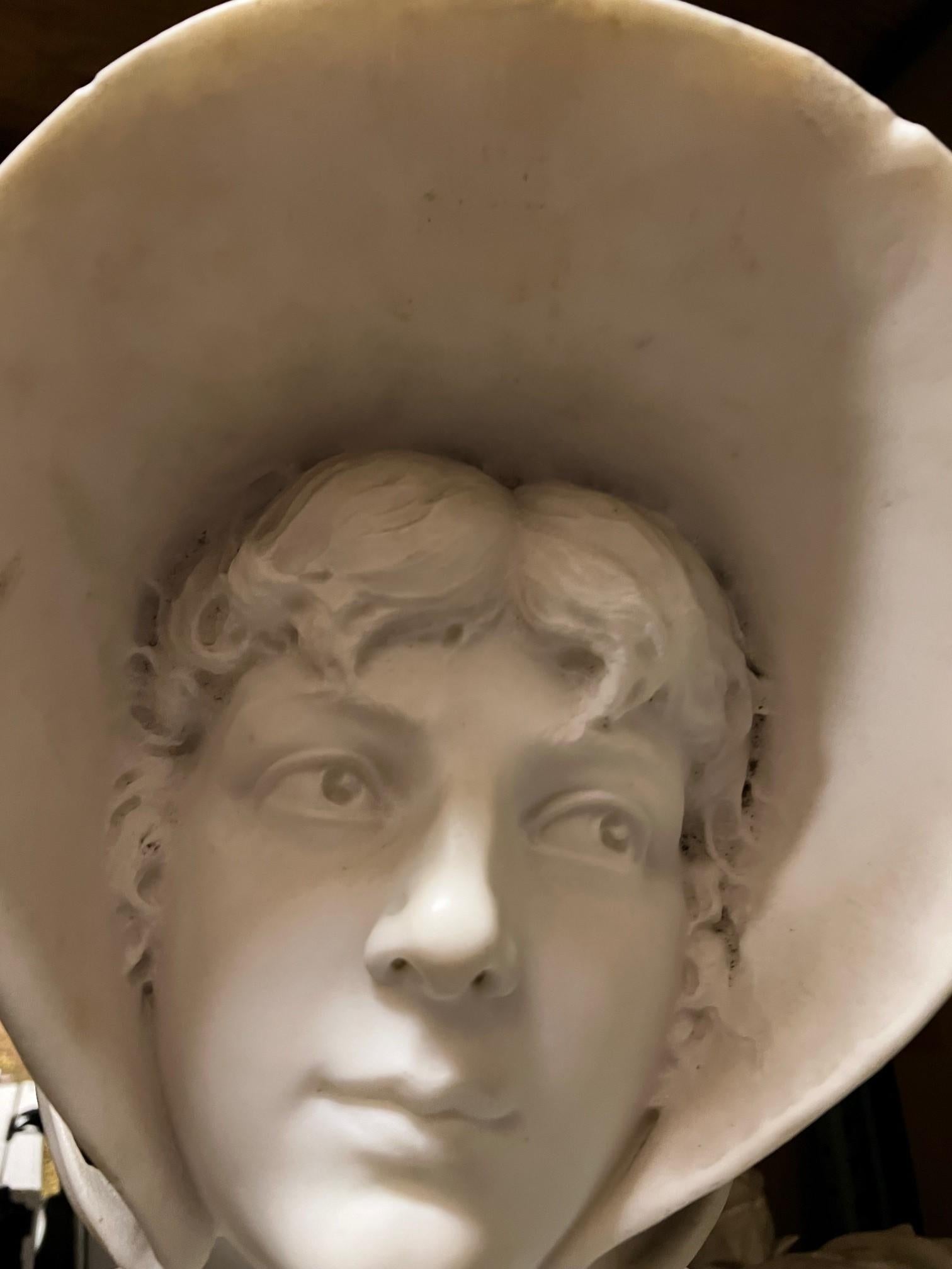 XIXe siècle Ancienne femme au buste en marbre italien avec chapeau signée  en vente