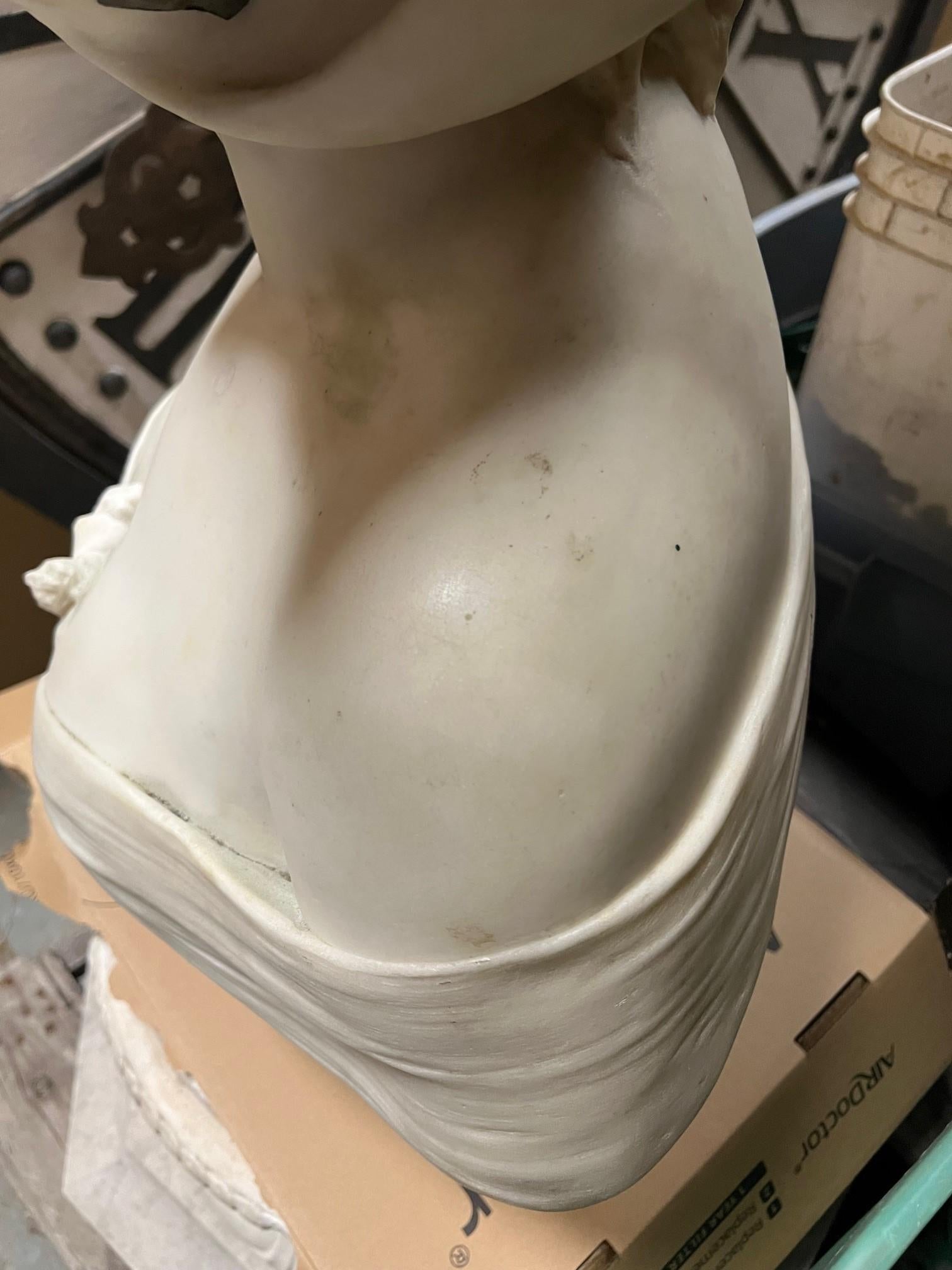 Ancienne femme au buste en marbre italien avec chapeau signée  en vente 1