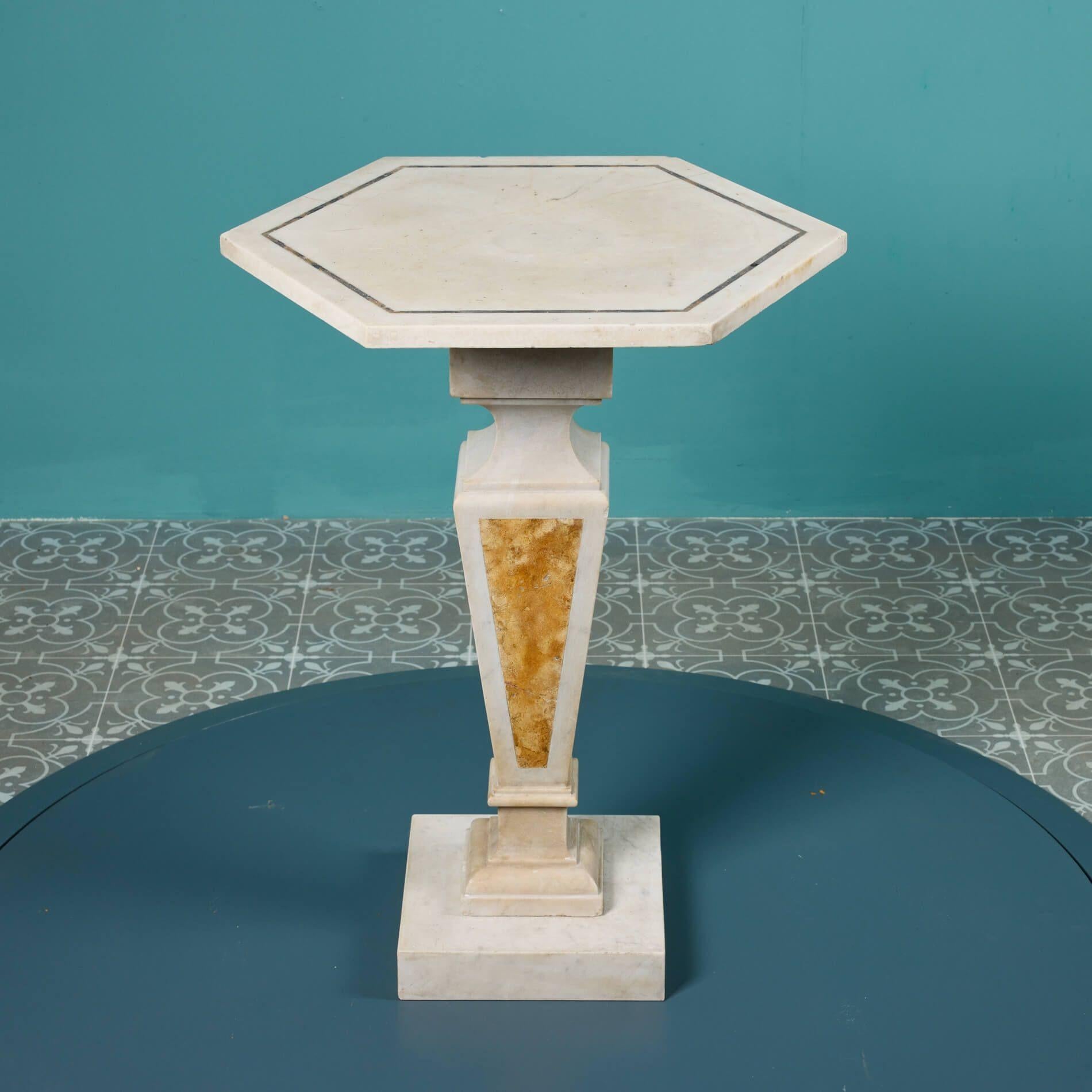 Dieser aus Italien stammende antike Marmor-Mitteltisch ist über 200 Jahre alt und stammt aus den frühen 1800er Jahren. Vielleicht zierte er einst die sonnenbeschienenen Säle einer italienischen Villa aus dem 19. Jahrhundert und saß elegant neben