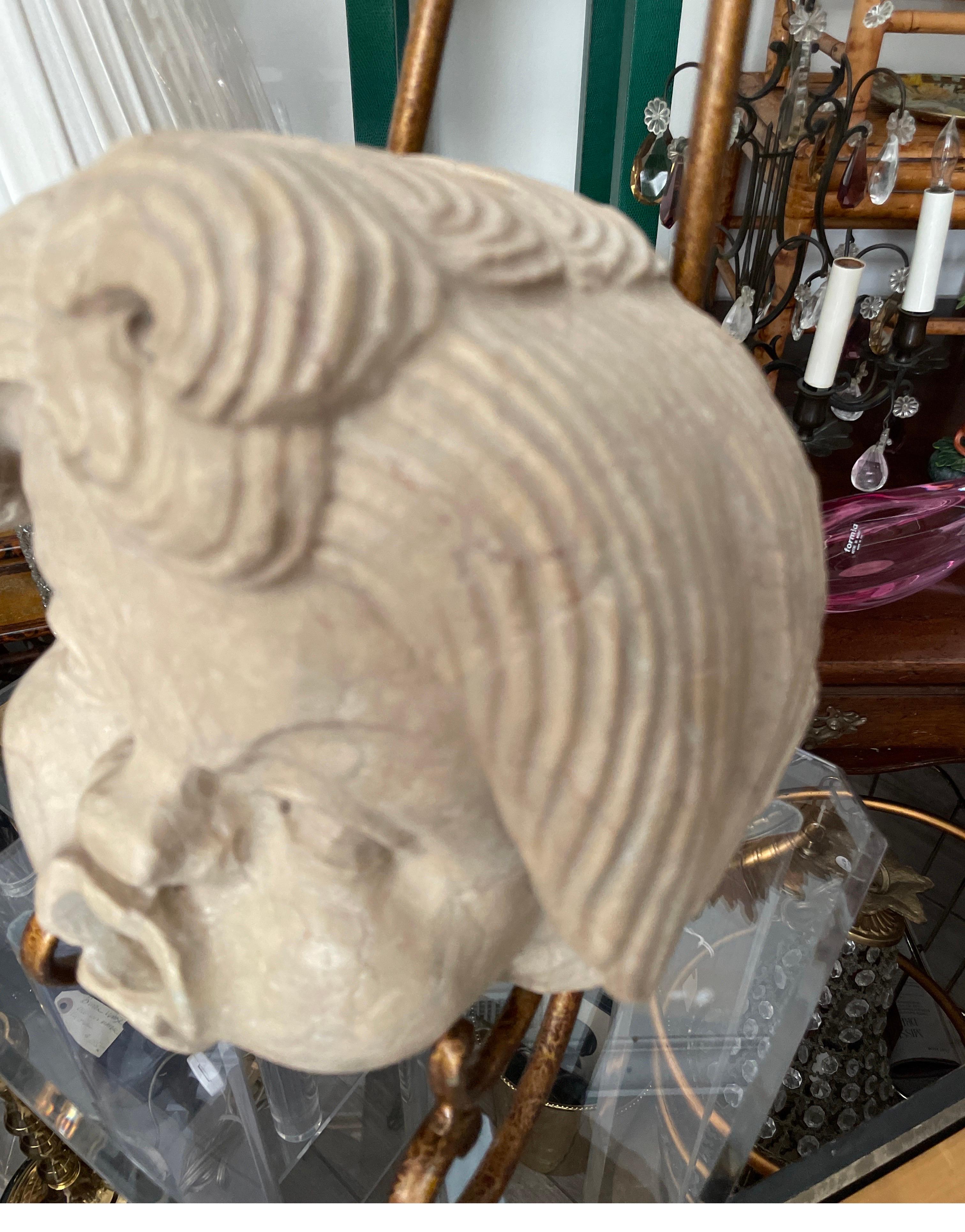 Relleno de fuente de mármol italiano tallado a mano con forma de cabeza de Putto. Un maravilloso tesoro arquitectónico. Se puede utilizar como estaba previsto originalmente o como un gran adorno.