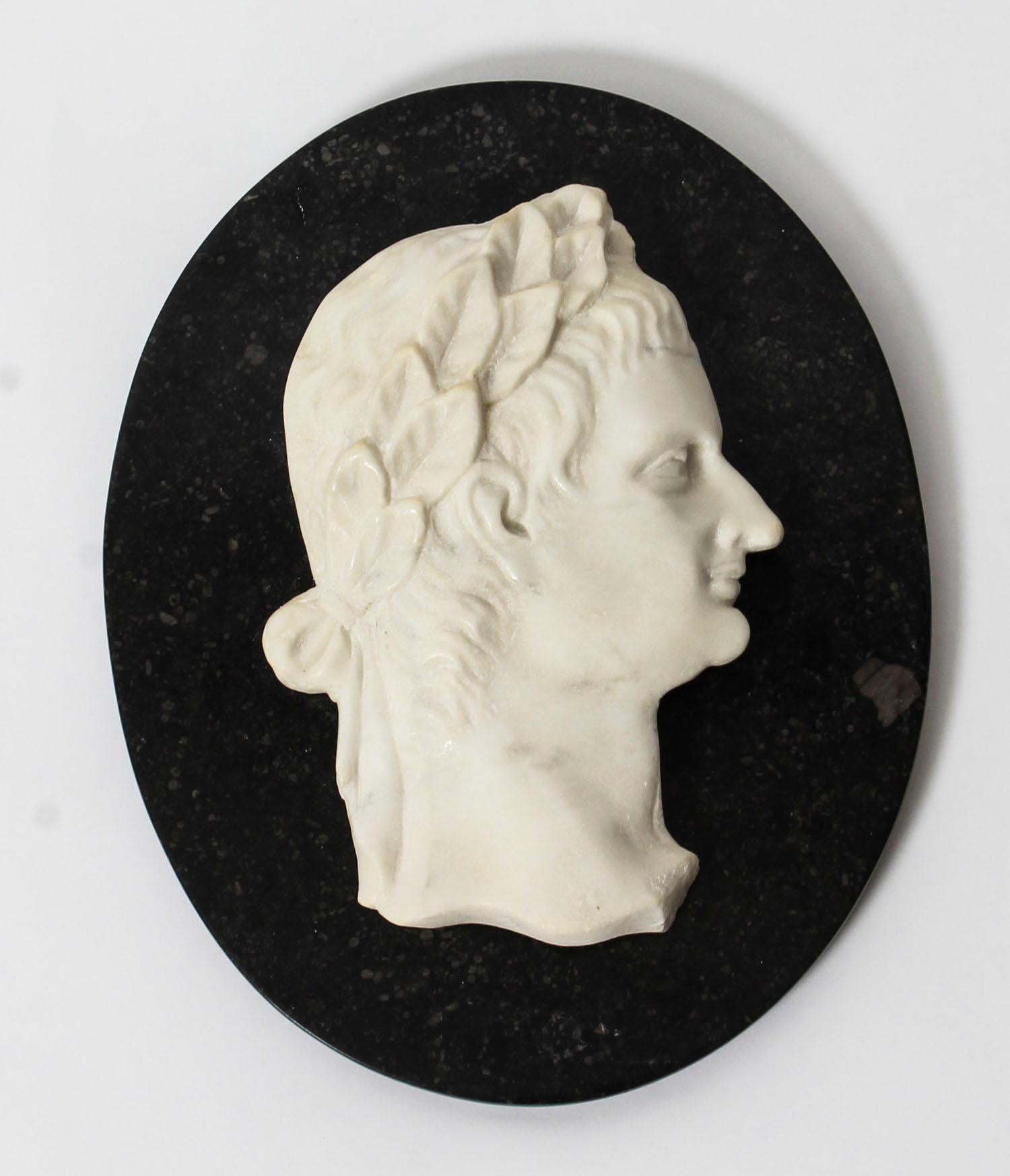 Milieu du XIXe siècle Plaque italienne ancienne en marbre représentant l'empereur romain Claudius, 19ème siècle en vente