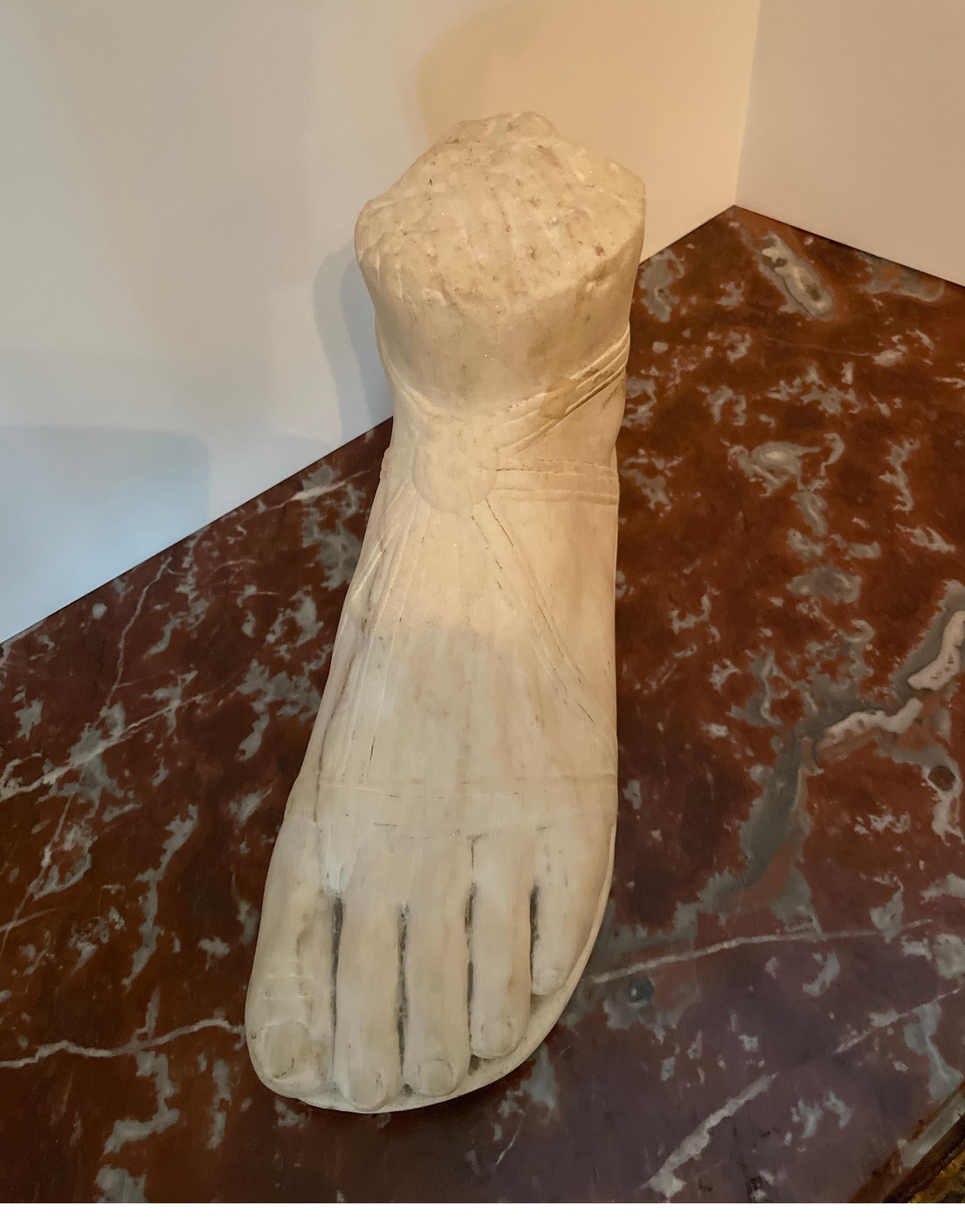 Scultura neoclassica in marmo italiano di un piede romano. Scolpito con grande attenzione ai dettagli.