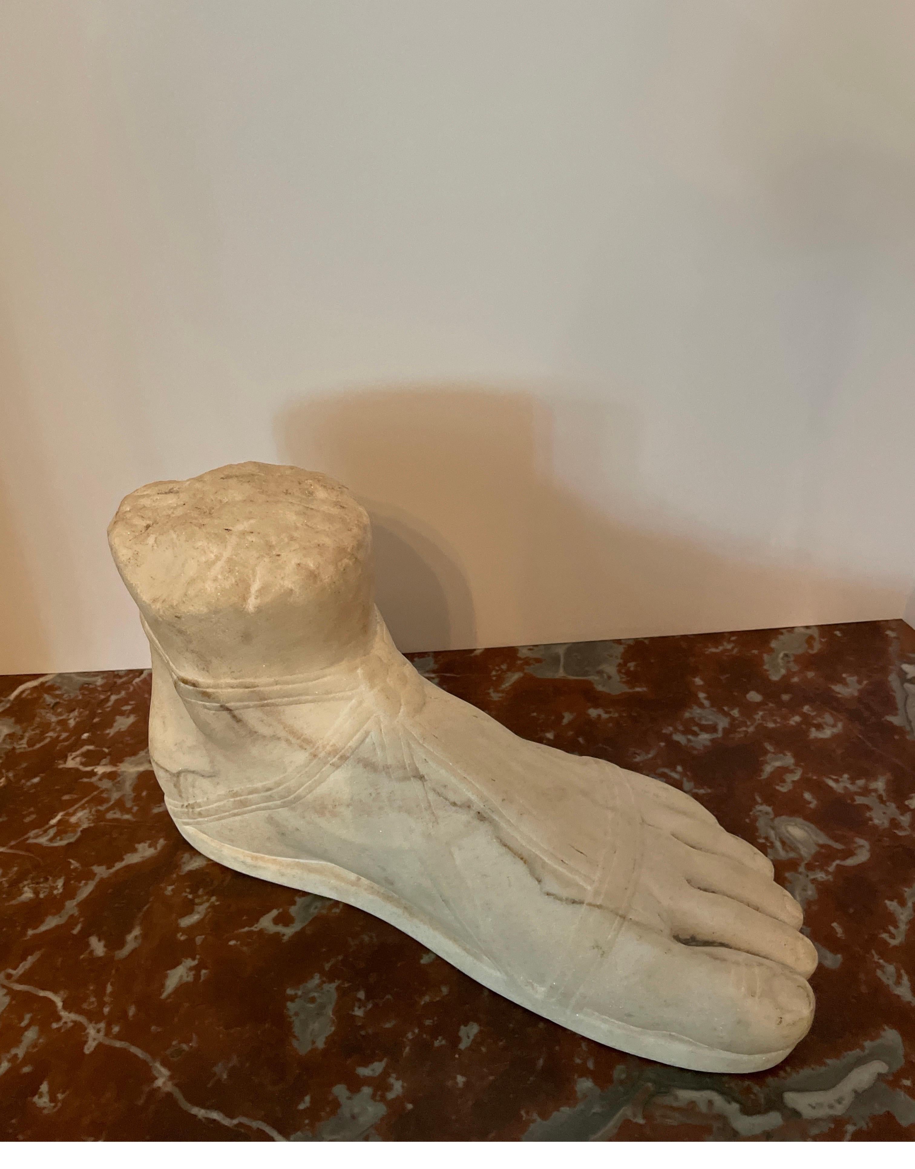 Neoclassico Antica scultura di piede in marmo italiano in vendita