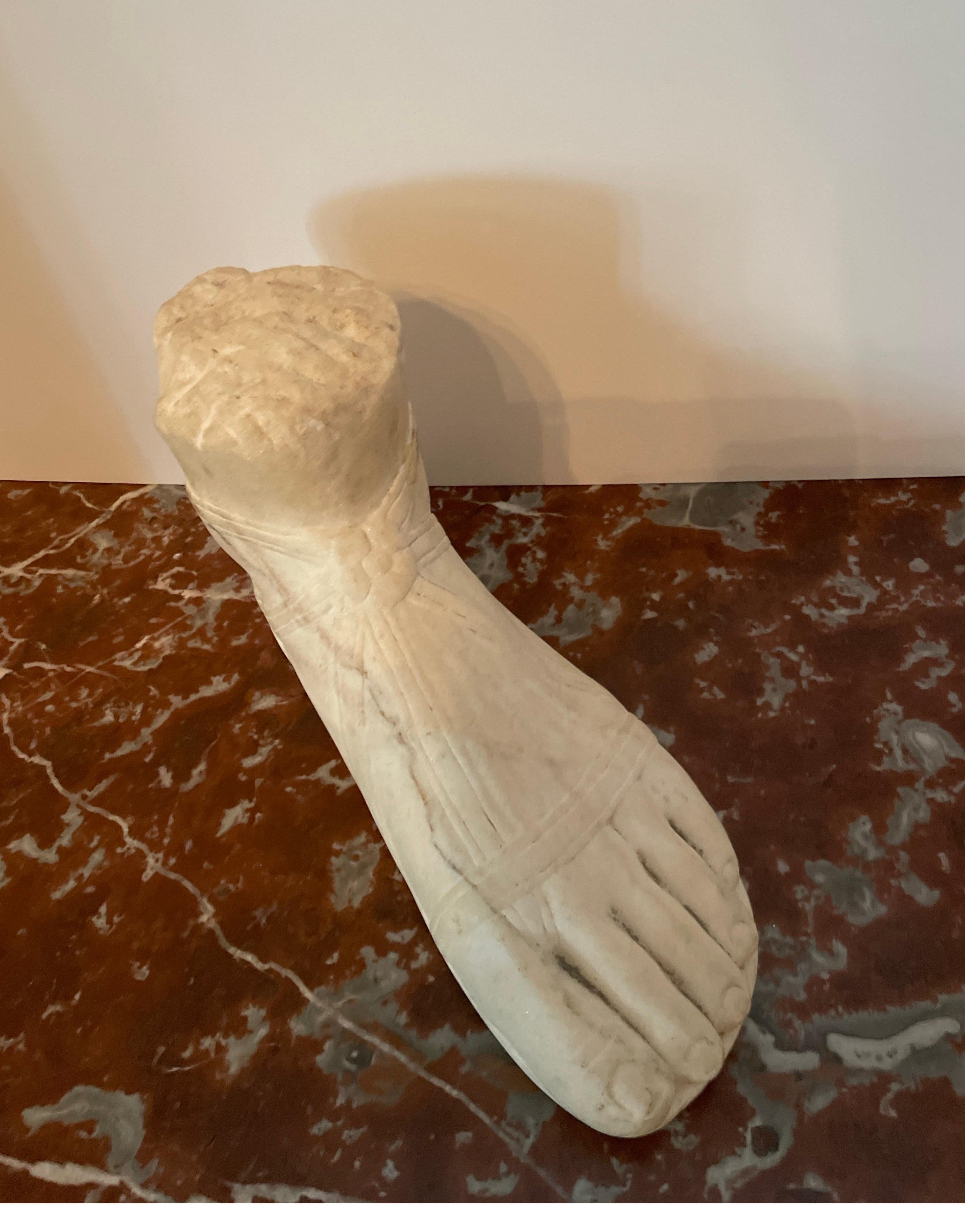 Marmo Antica scultura di piede in marmo italiano in vendita