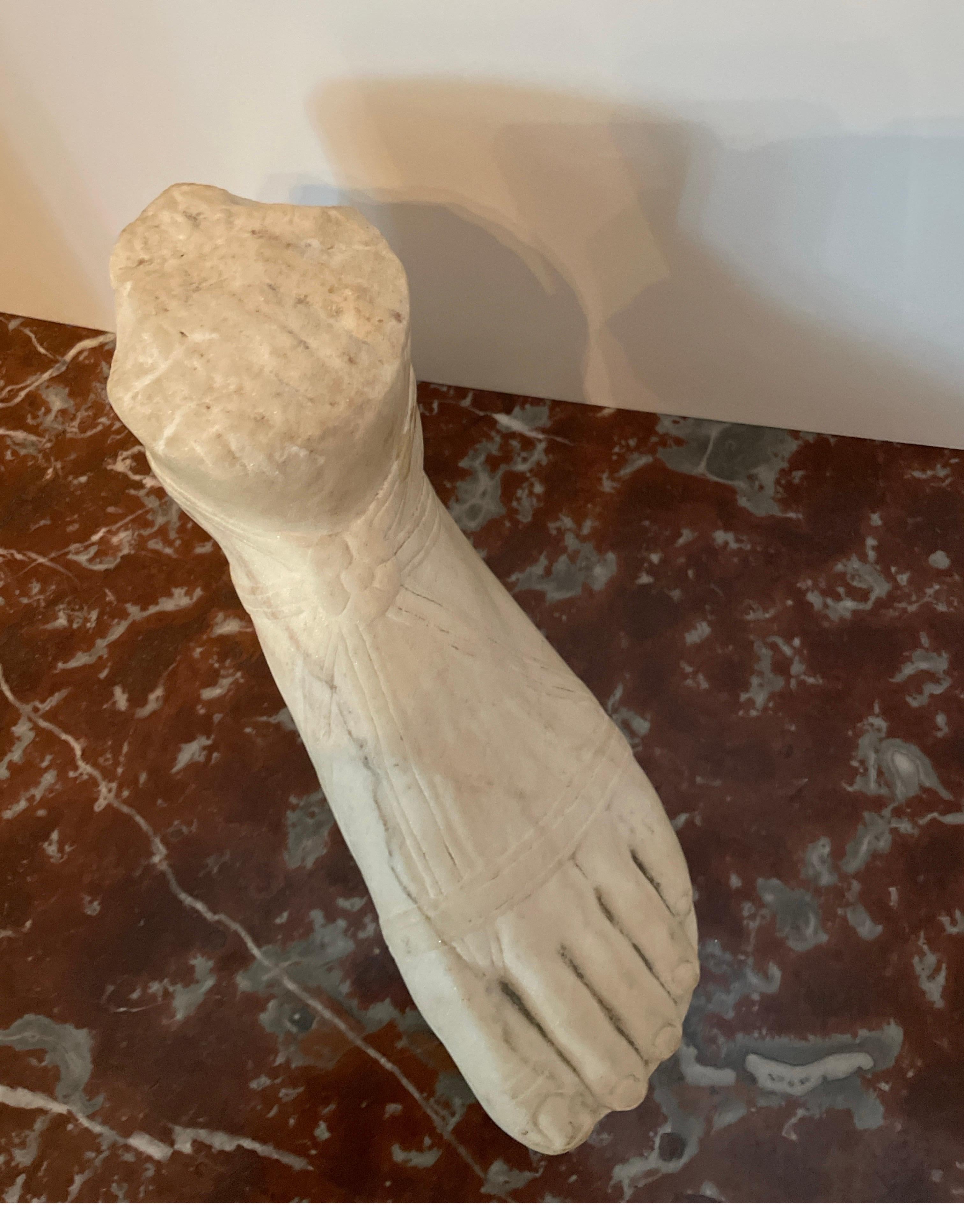 Antica scultura di piede in marmo italiano in vendita 1