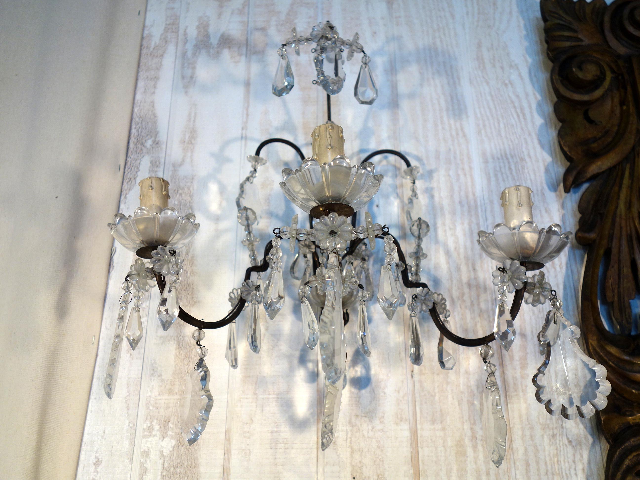 Antike italienische Maria Theresia Barock Stil geschliffenes Glas 3 Kerze Sconce Paar, 1910 (Geschmiedet) im Angebot