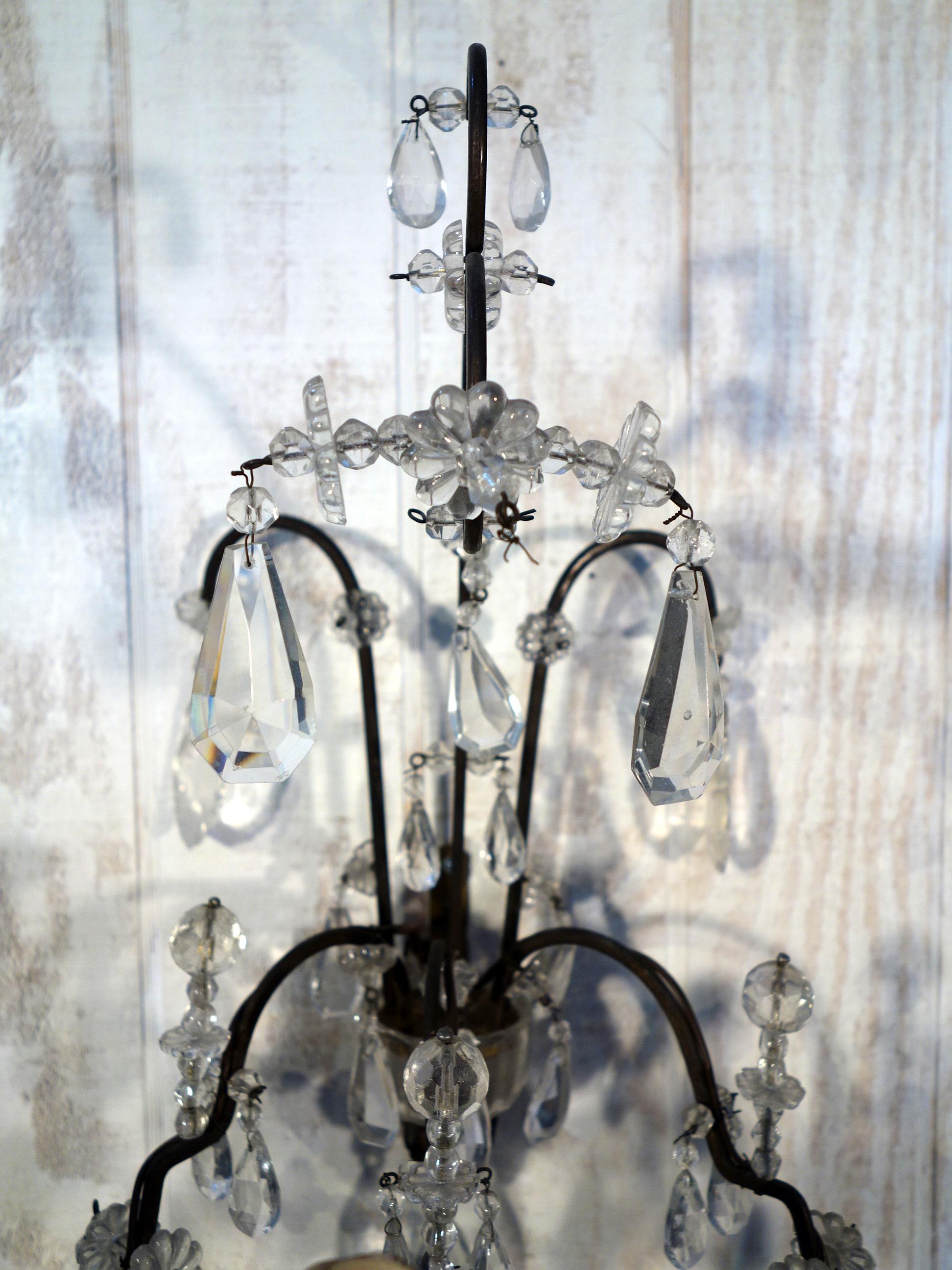Antike italienische Maria Theresia Barock Stil geschliffenes Glas 3 Kerze Sconce Paar, 1910 (20. Jahrhundert) im Angebot