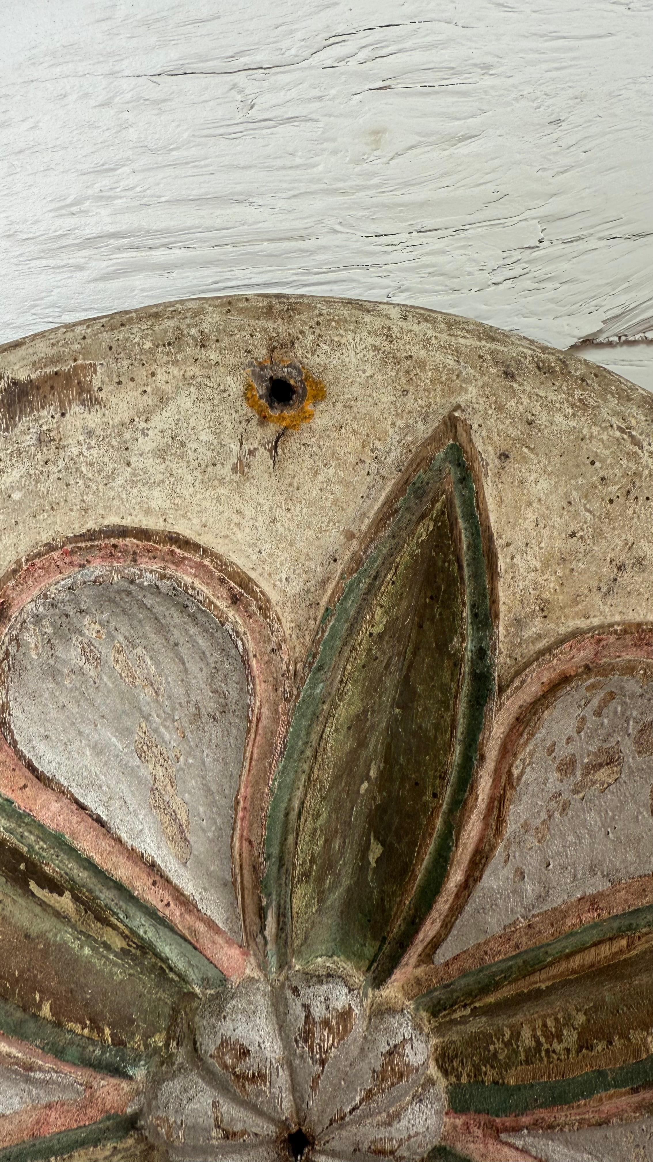 Eleva tu espacio con la elegancia atemporal de este Medallón de Madera Italiana Antigua, una auténtica obra maestra de la artesanía del Viejo Mundo. Intrincadamente tallada a mano, esta exquisita pieza presenta un diseño simétrico de delicadas