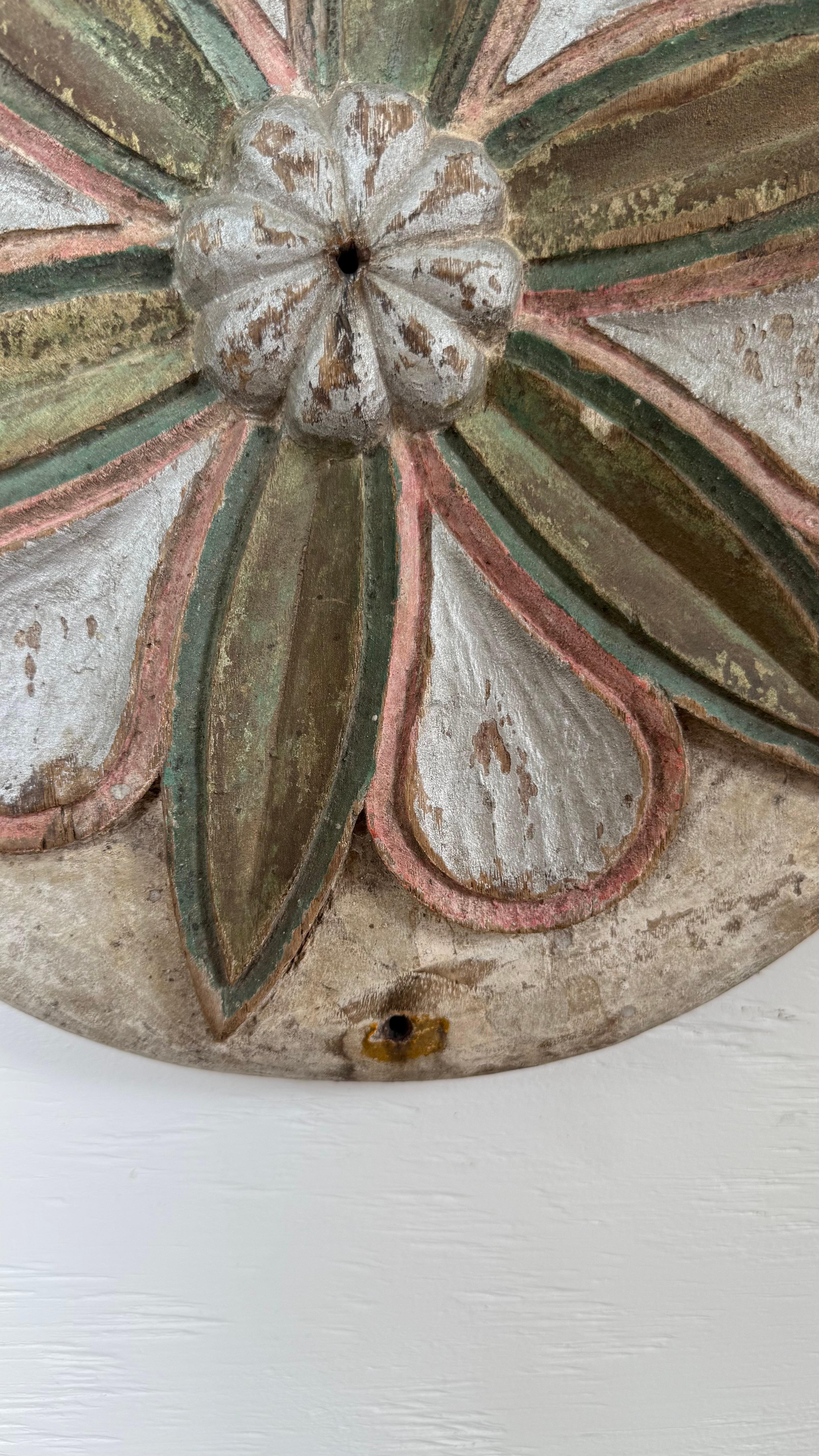 Medallón italiano antiguo Tallado a mano en venta