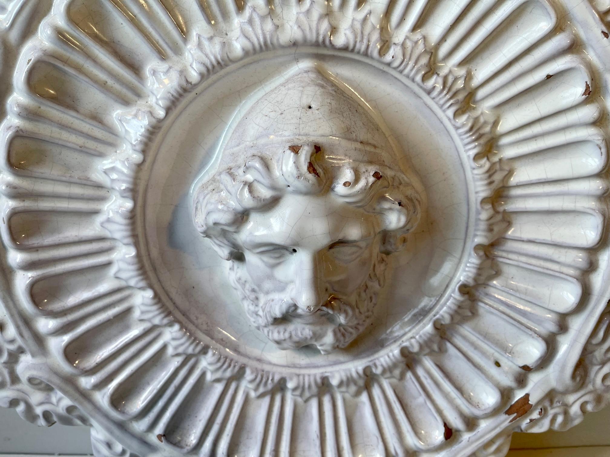 Antike italienische Medaillon-Verzierung aus glasierter Terrakotta, 19. Jahrhundert im Angebot 1