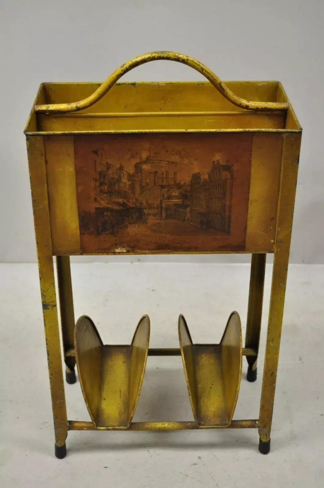 Antico scaffale portariviste in metallo giallo, porta buste e lettere. L'articolo presenta slot per buste inferiori, scene uniche su entrambi i lati e una struttura in metallo. Circa all'inizio del XX secolo. Misure: 27,5