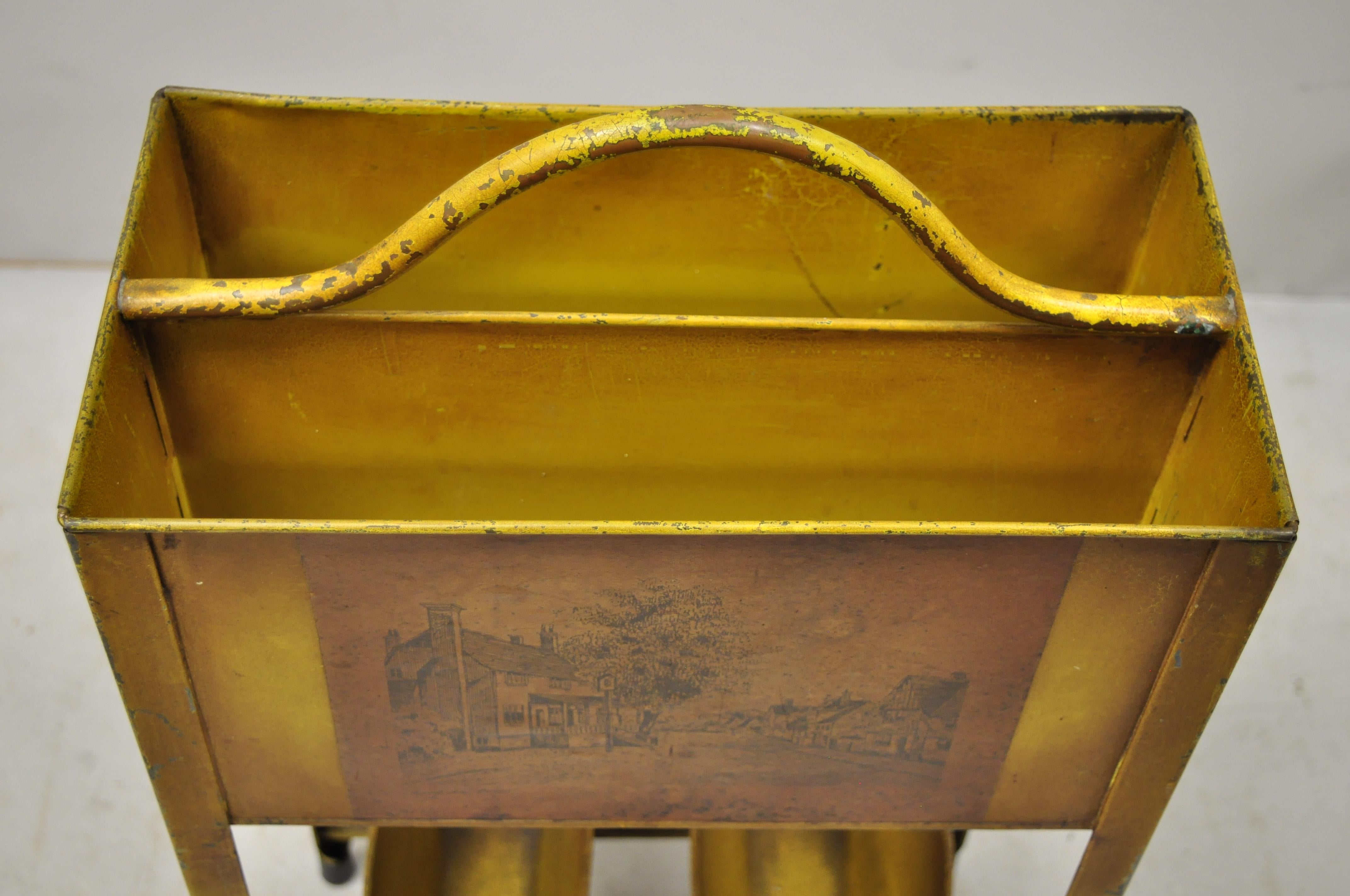 20ième siècle Porte-revues en métal jaune antique italien - Étagère à lettres en forme de porte-revues en vente
