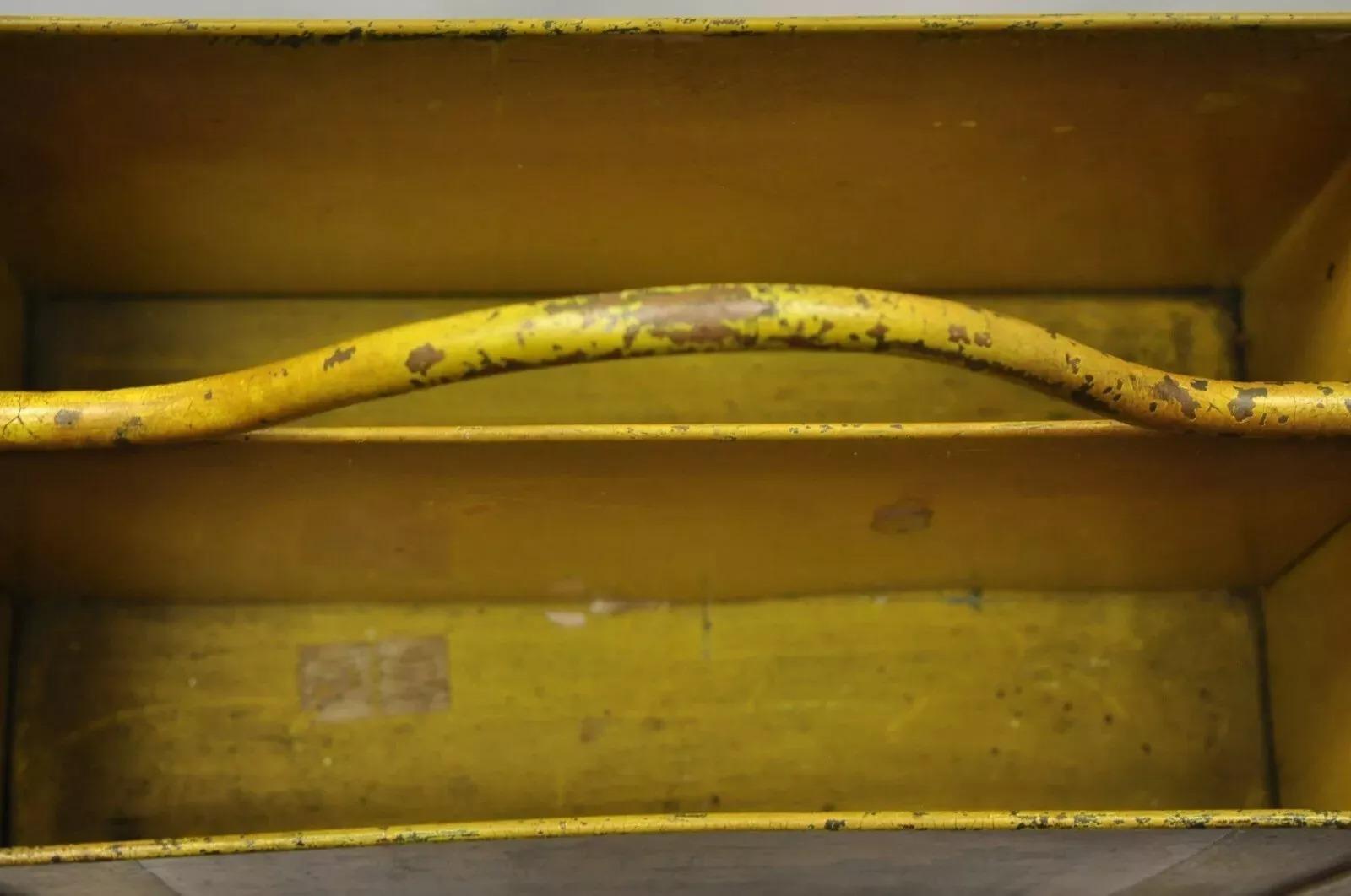 XX secolo Antico scaffale portariviste in metallo giallo con supporto per buste e lettere in vendita
