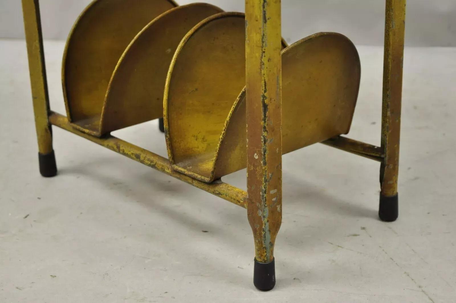 Antico scaffale portariviste in metallo giallo con supporto per buste e lettere in vendita 2