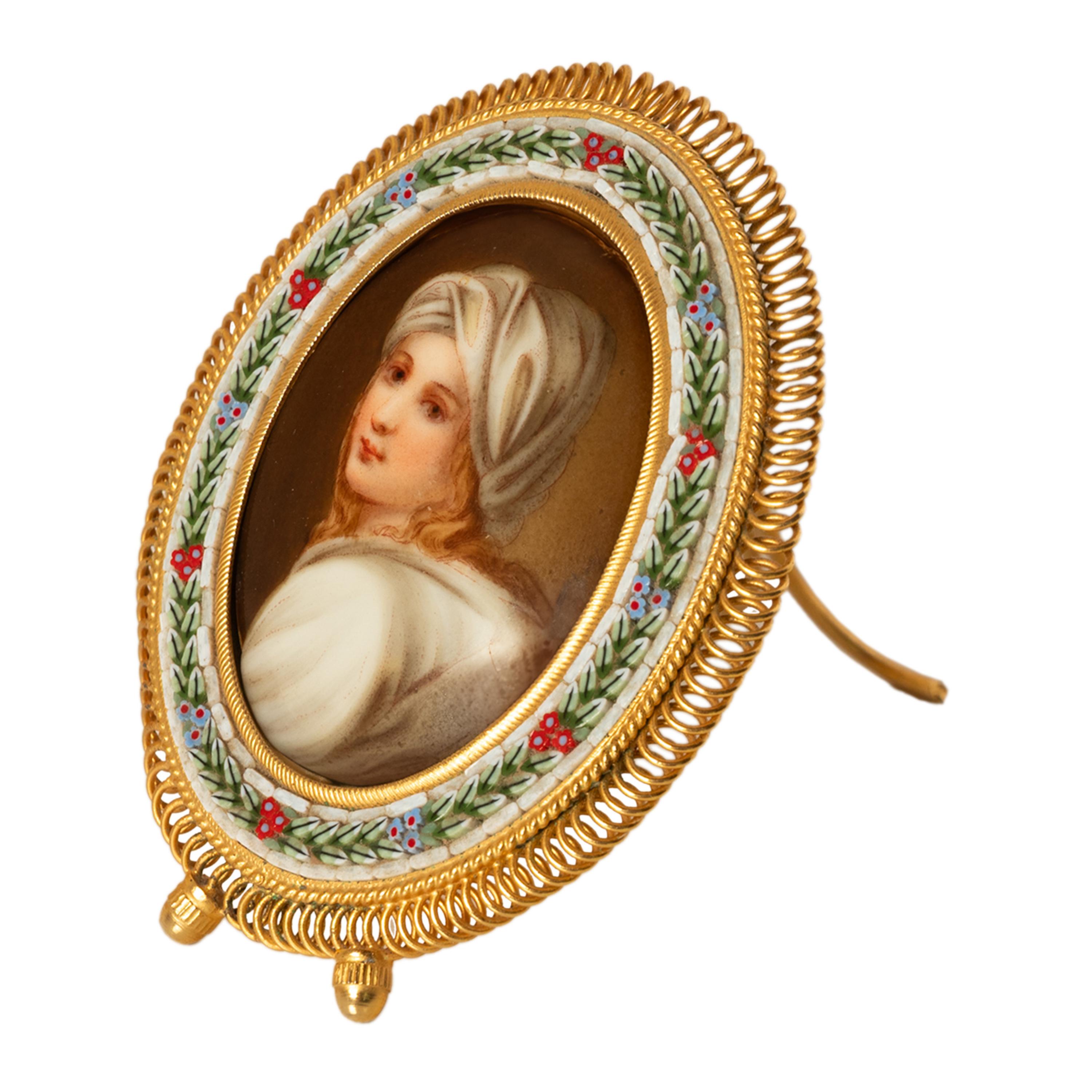 Un bon portrait miniature italien du Grand Tour, peint à la main sur une plaque de porcelaine, de Béatrice Cenci d'après l'original de Guido RENIS (1575-1642), le tableau dans un cadre en micro-mosaïque en laiton doré, Florence, vers 1890.
Ce très