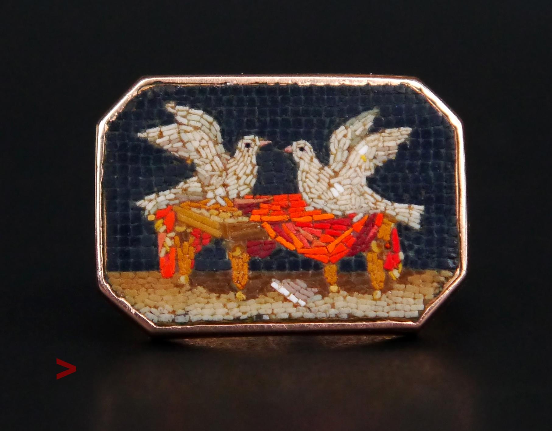 Wunderschöne alte italienische achteckige Mikromosaik-Szene von zwei Tauben, die in den Falten eines roten Mantels nisten.

Das Mosaik ist eingebettet in eine elegant geformte Fassung aus massivem 18-karätigem Roségold. Trueing ist die Form eines