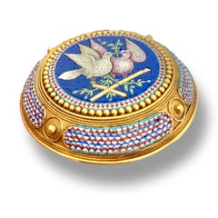 Antiguo Broche de Micromosaico de Paloma en Oro Italiano de 22 Kilates Circa 1860s