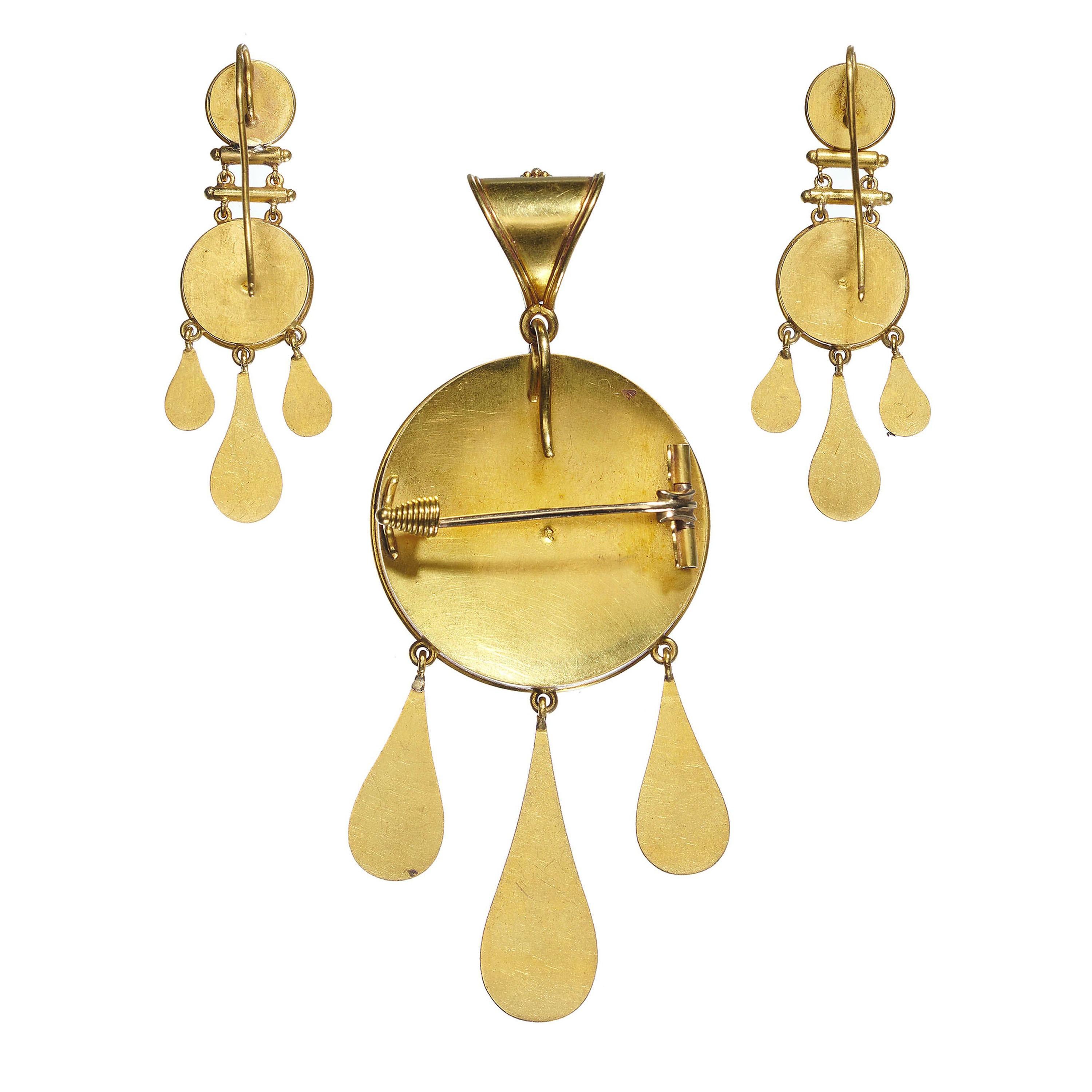 Antike italienische Mikromosaik-Goldbrosche-Anhänger- und Ohrringe-Suite, um 1840 im Angebot 1