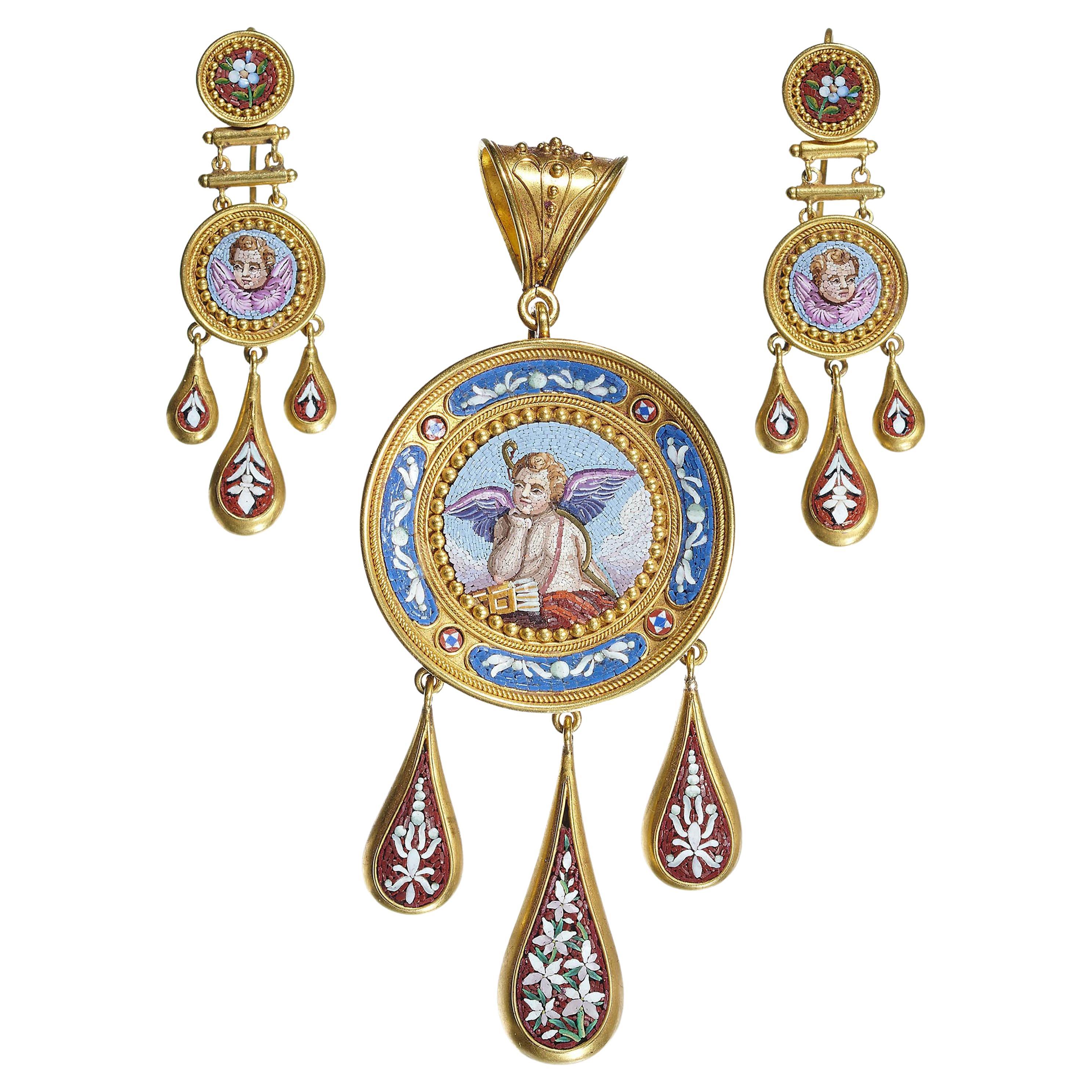 Antike italienische Mikromosaik-Goldbrosche-Anhänger- und Ohrringe-Suite, um 1840 im Angebot