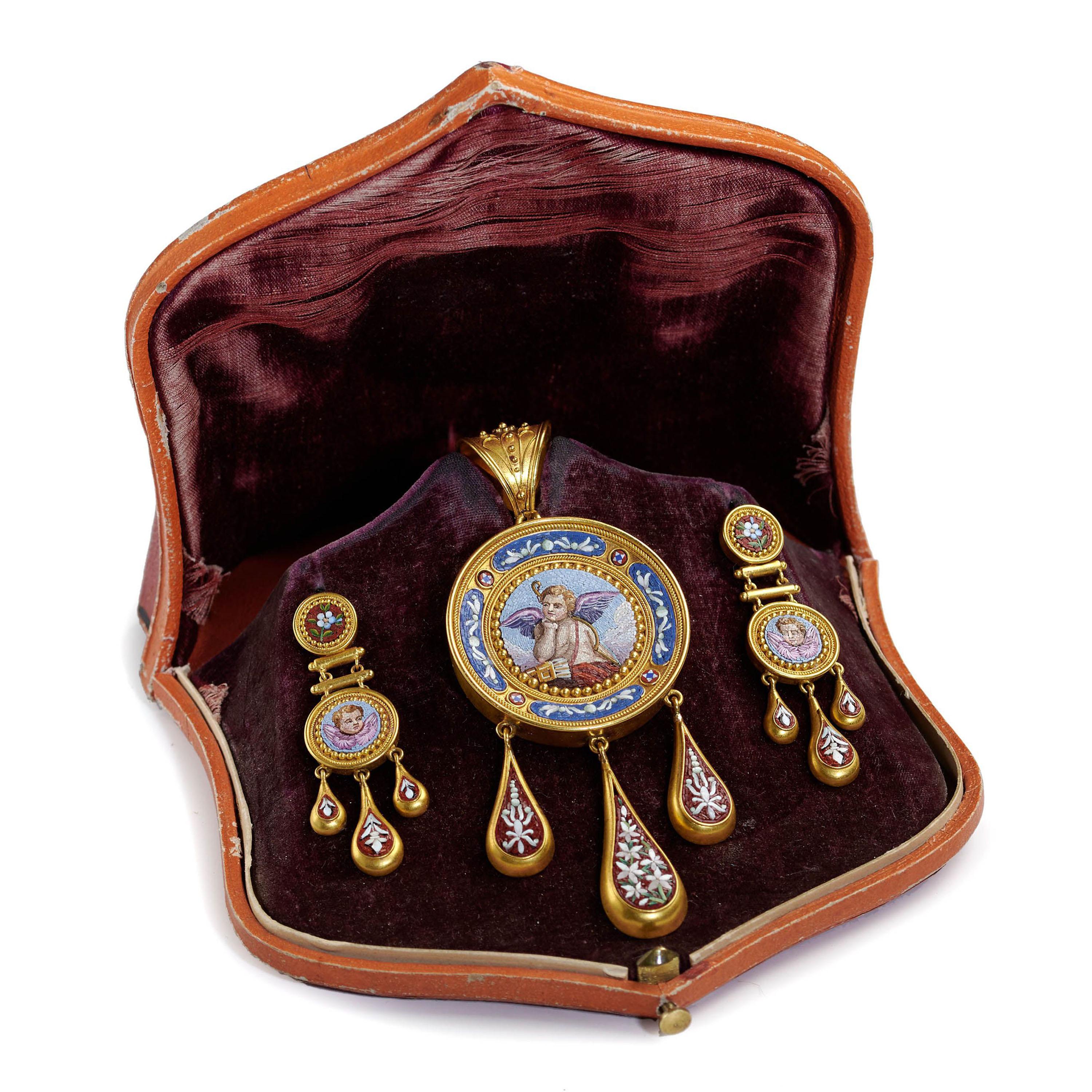 Néo-étrusque Suite de broches, pendentifs et boucles d'oreilles en or micromosaïque, Circa 1850 en vente