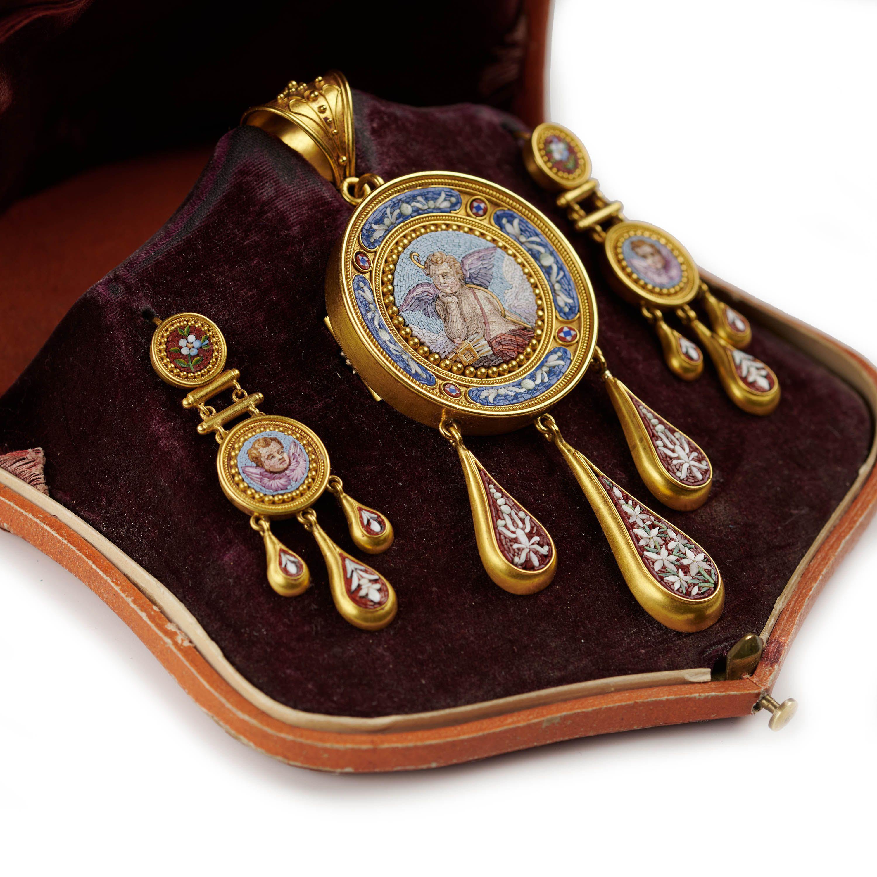 Suite de broches, pendentifs et boucles d'oreilles en or micromosaïque, Circa 1850 Bon état - En vente à London, GB