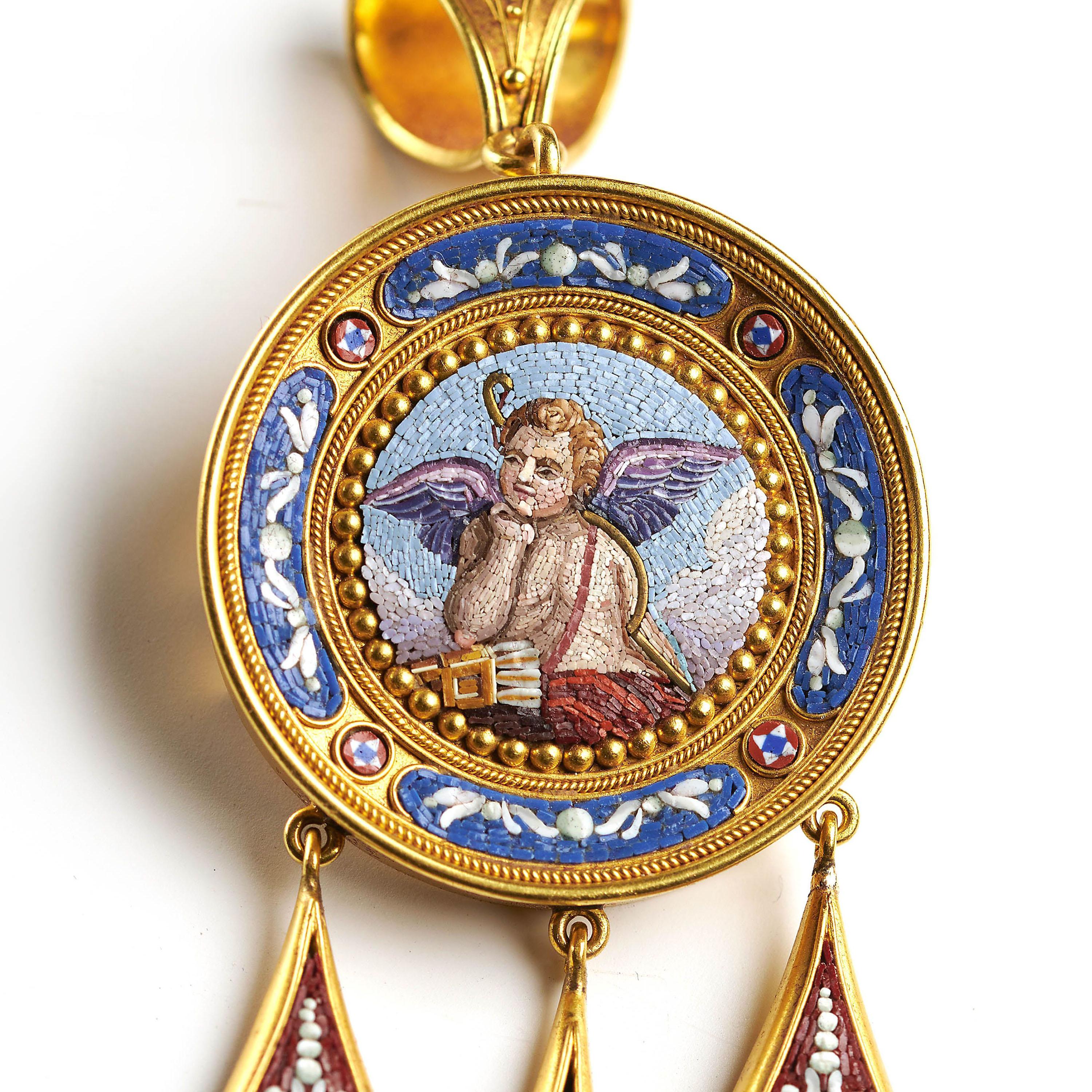 Suite de broches, pendentifs et boucles d'oreilles en or micromosaïque, Circa 1850 Pour femmes en vente