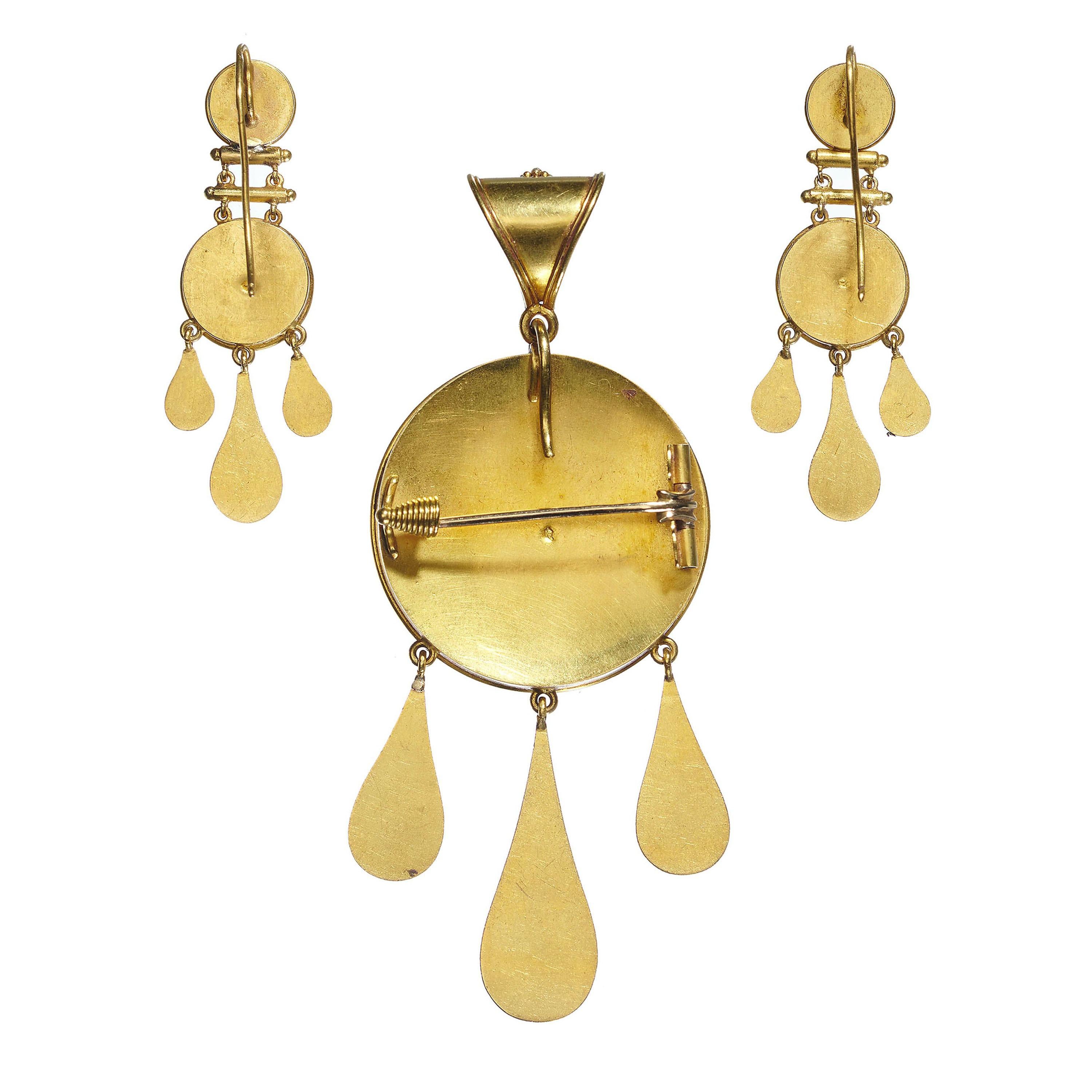 Suite de broches, pendentifs et boucles d'oreilles en or micromosaïque, Circa 1850 en vente 1