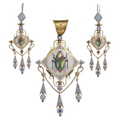 Antica suite di spille, pendenti e orecchini in oro a micromosaico italiano, CIRCA 1870