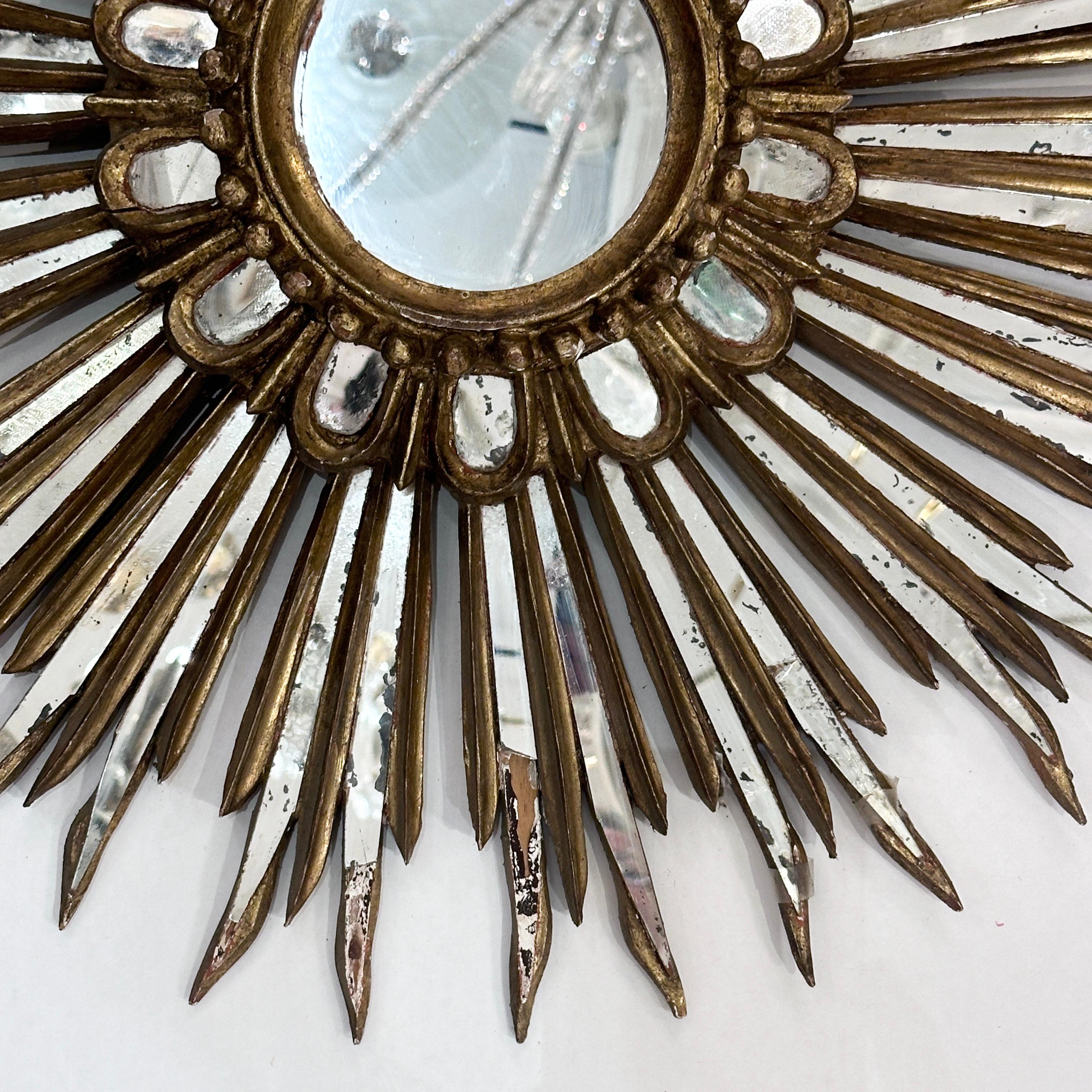 Miroir italien en bois doré des années 1920 avec inserts de miroir.

Mesures :
Diamètre : 26