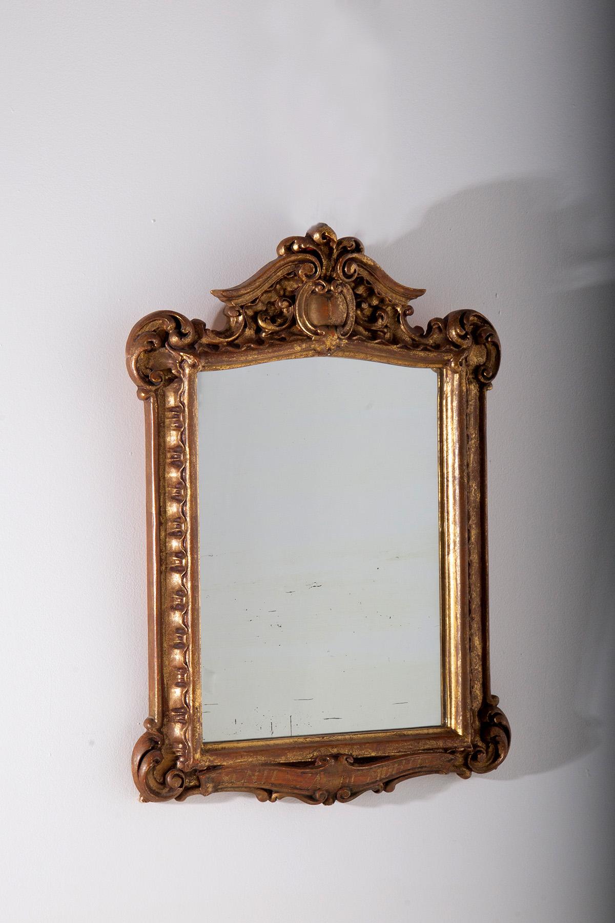 Ce miroir antique Via Crucis des années 1700, gravé à sa base des mots 
