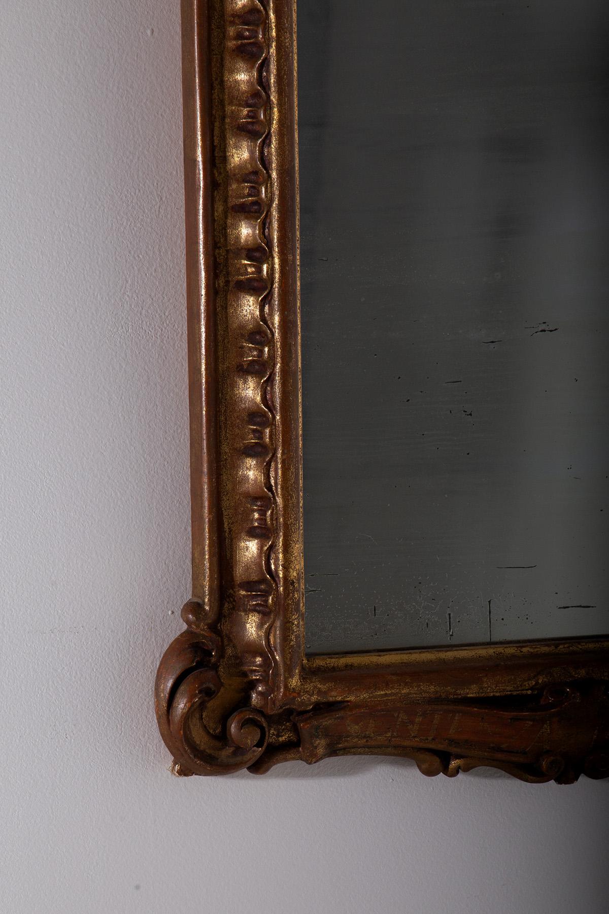 Miroir italien ancien en bois doré Bon état - En vente à Milano, IT