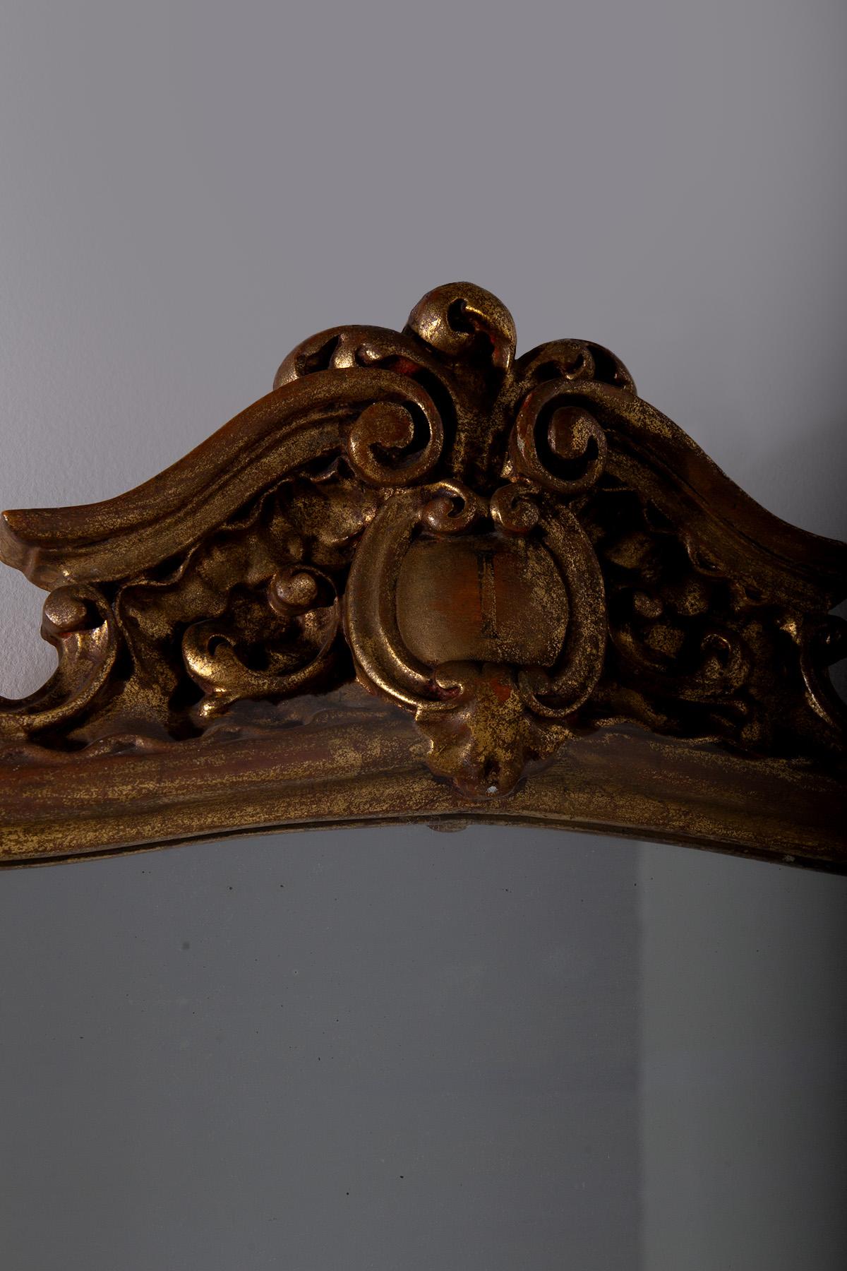 18th Century and Earlier Miroir italien ancien en bois doré en vente