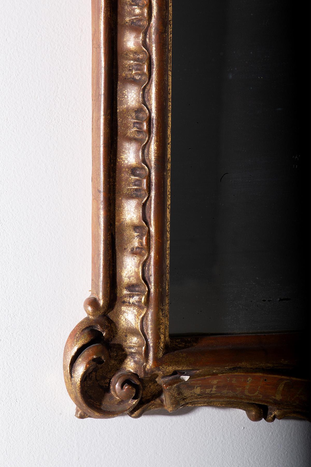 Ce splendide miroir Via Crucis des années 1700, fabriqué en Italie, représente la troisième chute du Christ sur le chemin du Calvaire, comme l'indique l'inscription 
