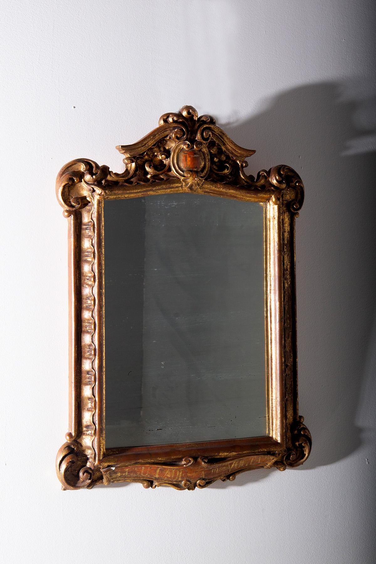 Rococo Miroir italien ancien en bois doré de la série Via Crucis en vente