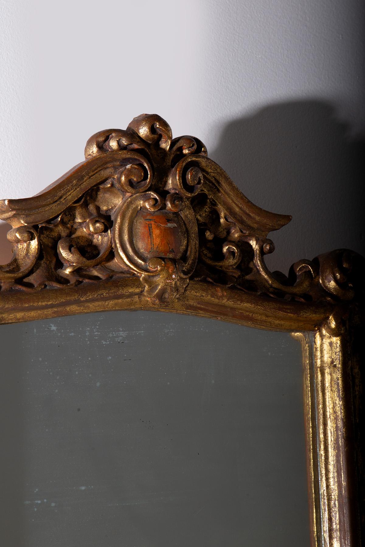 Italian Miroir italien ancien en bois doré de la série Via Crucis en vente