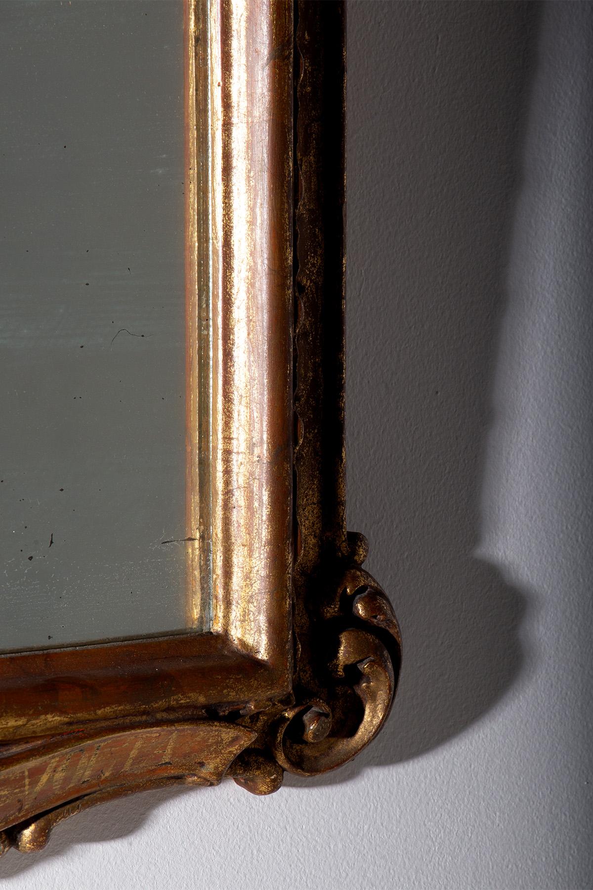 Miroir italien ancien en bois doré de la série Via Crucis État moyen - En vente à Milano, IT
