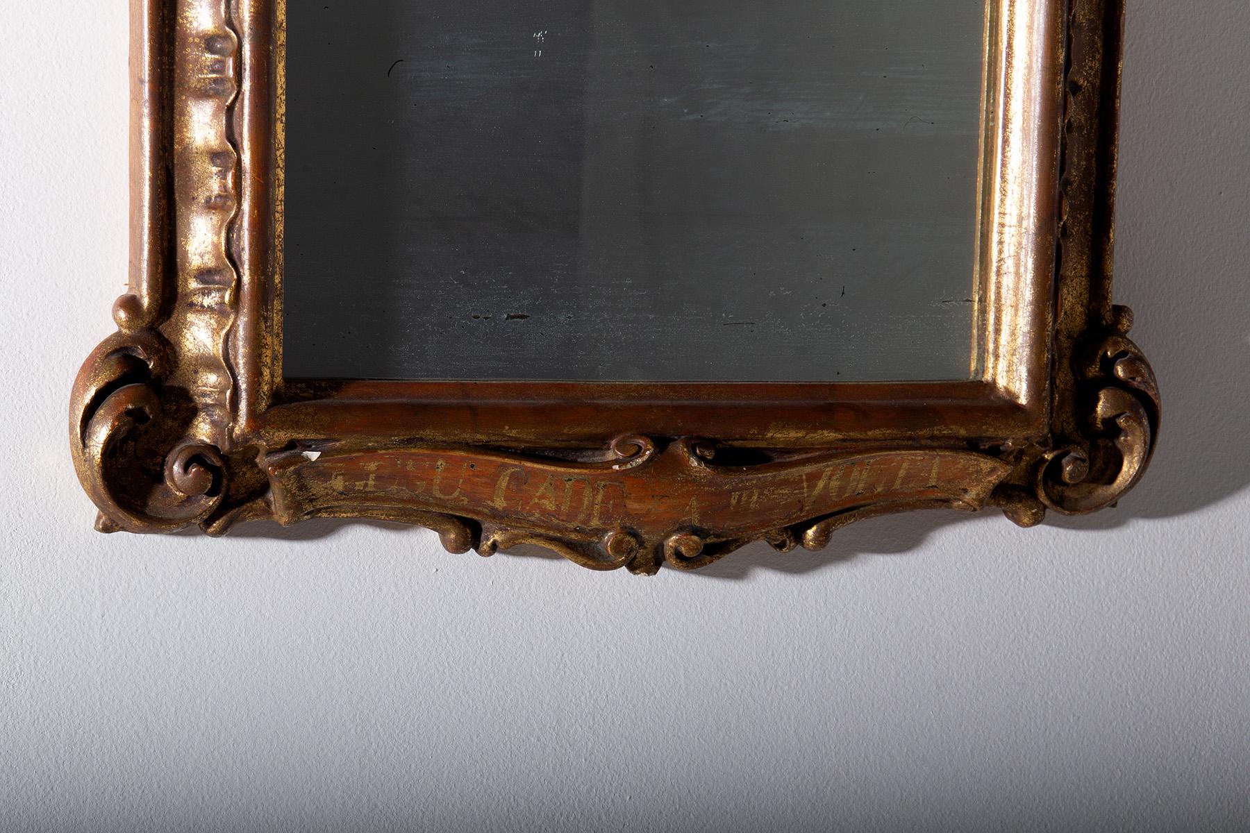 18th Century and Earlier Miroir italien ancien en bois doré de la série Via Crucis en vente