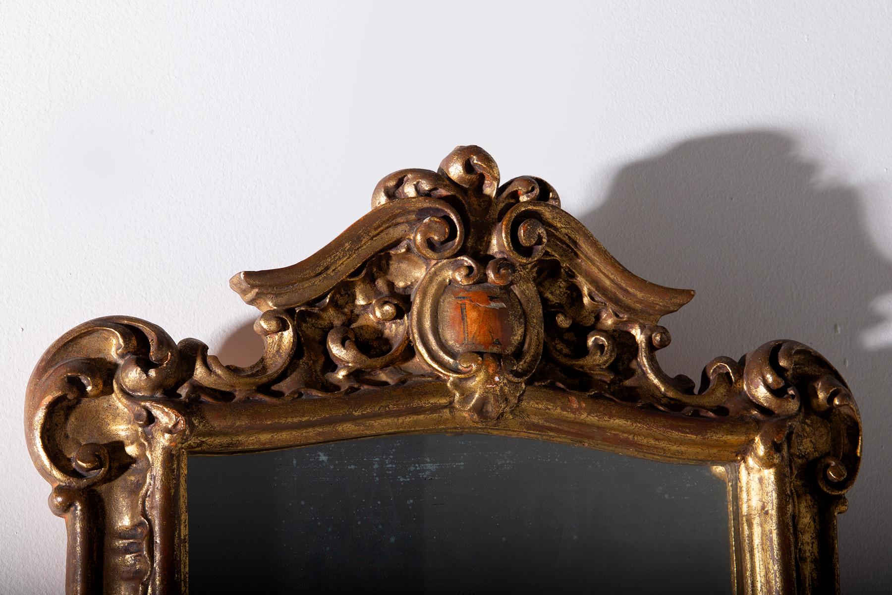 Bois Miroir italien ancien en bois doré de la série Via Crucis en vente