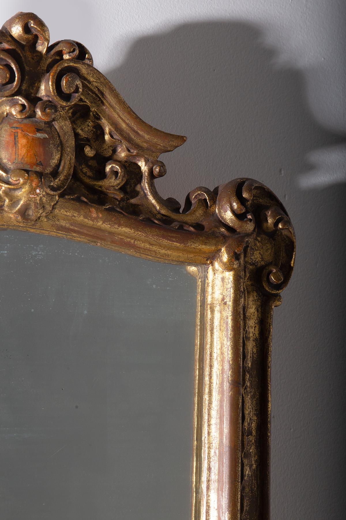 Miroir italien ancien en bois doré de la série Via Crucis en vente 1
